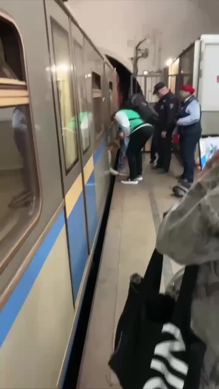 Мужчина выжил после падения на пути метро в Москве