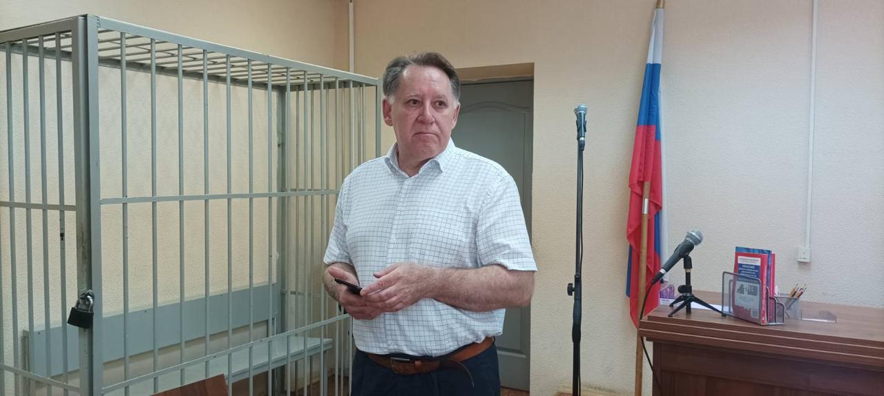 Уральскому преподавателю, который на лекции рассказал об оккупации украинских территорий Россией, назначили 10 месяцев исправительных работ Ленинский районный суд Екатеринбурга назначил 10 месяцев исправительных работ 62-летнему доценту Уральского горного университета Сергею Абрамову по статье о военных «фейках». Об этом сообщает корреспондент «Медиазоны» из зала суда. Обвинение запрашивало год исправительных работ с удержанием 20% от зарплаты, но суд постановил удерживать только 15%. Перед прениями защита Абрамова просила прекратить дело и назначить судебный штраф. Адвокат отметил, что в марте этого года доцент пожертвовал 30 тысяч рублей в фонд «ЗаЩИТа», организованный «в поддержку участников специальной военной операции и членов их семей». Судья Юлия Лобанова отказала. По версии следствия, Абрамов на лекциях в марте 2024 года «умышленно допустил высказывания, содержащие заведомо ложную информацию об использовании Вооруженных сил Российской Федерации». Как писало издание Ura.ru, преподаватель на лекциях говорил об оккупации украинских территорий. «Донецкая и Луганская область были оккупированы Россией после взятия Крыма… 18 марта захватили Крым, дальше за Крымом захватили Луганскую и Донецкую область, они оккупированы Россией, я подчеркиваю, оккупированы. Вы не понимаете слово "оккупированы"? Захвачены», — цитировало его издание без уточнения источника. Профессор находится под запретом определенных действий. Абрамов — автор 12 учебных пособий и двух монографий о менеджменте и работе с персоналом. Он писал научные статьи и на другие темы, например, об истории арабо-израильского конфликта и вмешательстве в него советских дипломатов. Не работает ссылка? Читайте здесь Фото: Медиазона