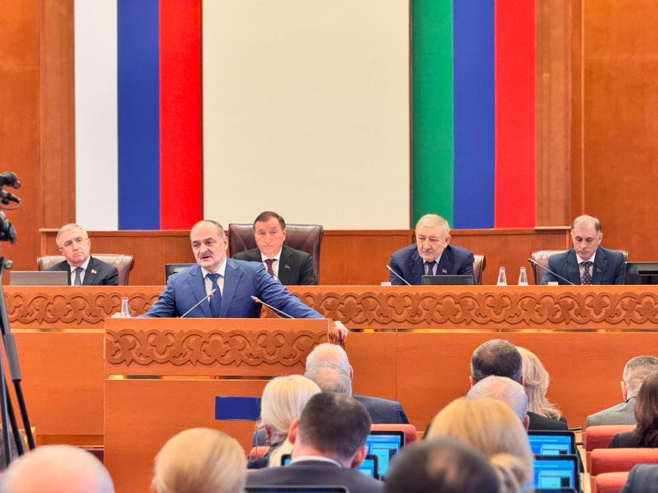 51 я сессия депутатов 7 го созыва стартовала в парламенте Дагестана В парламенте Дагестана под председательством спикера Заура Аскендерова начала свою работу 51 я сессия депутатов 7 го созыва На повестке дня 18 вопросов Помимо кадровых решений таких как назначение мировых судей и утверждение члена Общественной палаты РД депутаты рассмотрят пакет законопроектов направленных на внесение изменений в ключевые нормативные акты региона Особое внимание привлечет рассмотрение в первом чтении законопроекта об отдельных вопросах патриотического воспитания инициированного самим спикером парламента Зауром Аскендеровым Участие в сессии принимает Глава Дагестана Сергей Меликов