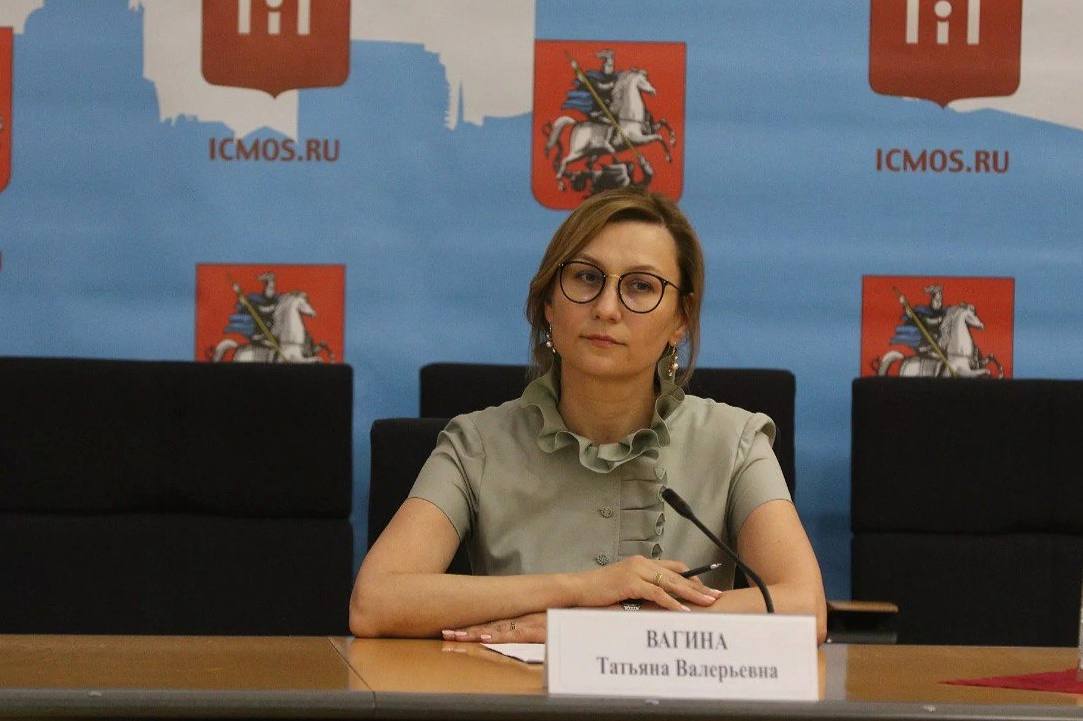 Татьяна Вагина озвучила порядок финансирования деятельности региональных отделений Дирекция Ассамблеи народов России и члены Администрации Президента Российской Федерации провели масштабное совещание посредством ВКС с региональными руководителями общественно-государственной организации, в ходе которого затронули вопросы финансирования их деятельности, порядок штатного расписания, подготовку к предстоящим проектам. Модератором встречи выступил Генеральный директор Ассамблеи народов России Александр Даркович. Напомним, 30 мая текущего года Президент России Владимир Путин подписал Указ, согласно которому была расширена сфера деятельности Ассамблеи народов России. Начальник департамента национальной политики Управления Президента России по внутренней политике Татьяна Вагина объяснила, что финансирование предусмотрено для тех региональных отделений, которые зарегистрированы в качестве юридических лиц. Таких на сегодняшний день в России 83. По её словам, впереди предстоит подготовка к целому ряду важных мероприятий. В первую очередь - проведение флагманского проекта Ассамблеи - Всероссийской премии «ГОРДОСТЬ НАЦИИ». Чествование лауреатов состоится в Москве, 10 ноября, в исторических стенах здания Государственного академического Малого театра. Известно, что в 2025 году специальная номинация премии будет посвящена Году 80-летия Победы. Она охватит вклад не только героев Великой Отечественной войны, но и военнослужащих сегодняшнего дня, отсюда и её название – «Одна на всех». Татьяна Валериевна напомнила, что продолжается конкурсный отбор региональных проектов для их реализации на местах. Самые своевременные и интересные инициативы получат финансовую поддержку. Их определят и объявят позднее. Татьяна Вагина призвала региональных руководителей быть максимально инициативными и вовлеченными в процесс продвижения идей и ценностей Ассамблеи народов России у себя на местах. Это командная работа и на нас вами лежит большая ответственность в вопросах укрепления национального единства, сплочения и взаимопонимания между нашими гражданами. Коллеги, впереди предстоит много работы, поэтому такие встречи мы будем проводить гораздо чаще, - резюмировала Татьяна Вагина. В совещании приняли участие свыше 100 человек – региональные руководители, представители Администраций субъектов, члены правления департаментов внутренней политики регионов, вовлеченные в работу Ассамблеи народов России. Более подробно — на сайте.