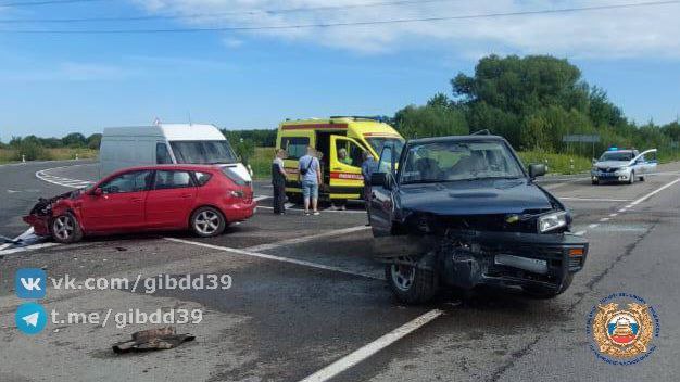 Водитель Nissan не уступил дорогу Mazda: подробности ДТП на пересечении Южного обхода и Аллеи Смелых  По данным ГАИ, авария произошла в 9:10. Мужчина за рулём Nissan при повороте налево не пропустил автомобиль Mazda, который ехал по встречке. После этого Mazda налетела на Volkswagen  В ДТП пострадали водитель Nissan и два пассажира Mazda  2007 и 1958 годов рождения . На месте происшествия работают сотрудники ГАИ  Фото: ГАИ региона