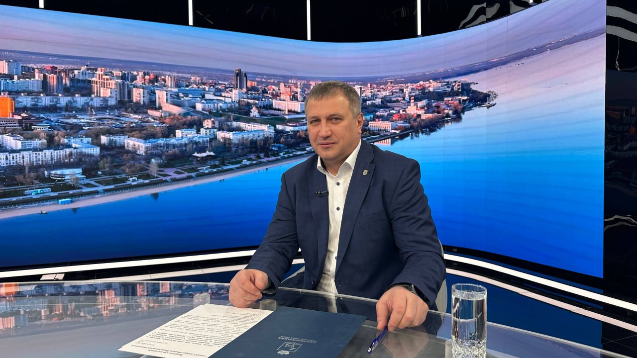 Мэр Иван Носков напомнил что одной из главных проблем прошлой зимы стали автомобили оставленные на пути снегоуборочной техники Летом 2025 года в правила благоустройства Самары внесли новый пункт теперь такой транспорт можно перемещать в пределах зоны видимости без эвакуации на штрафстоянку и без штрафов  Это решение позволит значительно повысить эффективность зимней уборки и других городских работ ГТРК Самара ГТРК Самара MAX lВК lОК lСАЙТ