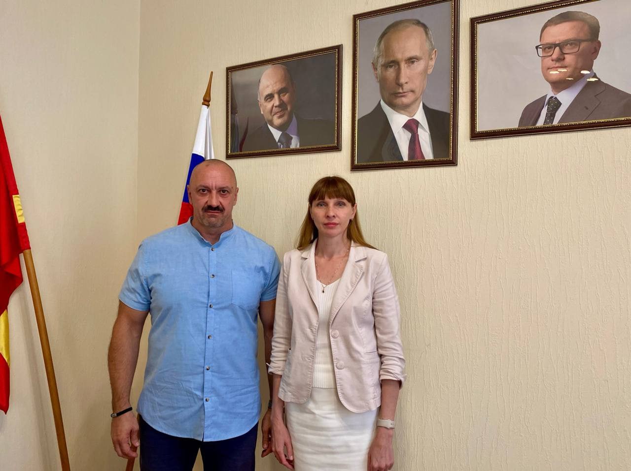 Участники кадровой программы "Герои Южного Урала" проходят стажировку в региональном минздраве В Челябинской области продолжается реализация региональной программы "Развитие участников специальной военной операции", направленной на поддержку демобилизованных военнослужащих и их адаптацию в гражданской жизни. В рамках этой программы двое ветеранов СВО выбрали для стажировки Министерство здравоохранения Челябинской области. Уже прошла установочная встреча, в ходе которой были определены ключевые направления стажировки. Участники программы познакомились с работой ведомства, изучили процессы управления в сфере здравоохранения и приняли участие в реализации актуальных проектов. Татьяна Колчинская, министр здравоохранения Челябинской области: «Программа стажировки построена так, чтобы участники могли не только получить новые знания, но и применить свой опыт в гражданской сфере. Мы видим большой потенциал в сотрудничестве с участниками СВО, ведь их лидерские качества и дисциплина могут быть крайне полезны в системе здравоохранения». Стажировка включает несколько модулей и этапов, что позволяет участникам глубже погрузиться в работу министерства и выбрать наиболее интересное для себя направление: • Ознакомительный этап – изучение структуры и функций ведомства. • Практический модуль – участие в текущих проектах, взаимодействие с подразделениями. • Специализация – выбор конкретного направления организация медпомощи, цифровизация, кадровая политика и др. . Зенон Белов, участник программы: «Изначально я рассматривал стажировку как возможность углубить знания в сфере защиты прав граждан, однако уже в первые две недели пришло осознание, что реальная практика гораздо сложнее. Это важный опыт, который заставляет взглянуть на профессию более взвешенно. Мне уже удалось погрузиться в атмосферу коллектива — коллеги оказались очень открытыми. Также получил первый опыт наблюдения за судебным процессом». Владимир Медведев, участник программы: «Руководители и коллеги оказывают поддержку в разъяснении форм работы министерства и подведомственных организаций. Я принимаю участие в бюджетных комитетах, а также в курировании реконструкции объектов медицинского назначения. Благодарен Татьяне Петровне за внесение моей кандидатуры в кадровый резерв министерства здравоохранения». После завершения стажировки у бойцов будет возможность трудоустроиться в системе здравоохранения или продолжить развитие в смежных сферах. Кадровая программа "Герои Южного Урала" не только помогает ветеранам СВО адаптироваться, но и способствует притоку в региональные органы власти мотивированных и ответственных специалистов.