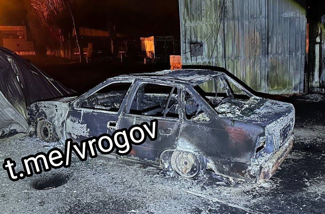 Помимо троих убитых гражданских в Ижевске, ВСУ сегодня также убили 18-летнего парня в ЛНР. Молодой человек ехал в автомобиле по трассе под Петровском, когда по нему ударил вражеский беспилотник. Кроме погибшего ещё трое человек получили ранения, из них молодая женщина – в критическом состоянии, за её жизнь борются врачи. В Кременной также дроном был атакован гражданский легковой автомобиль. В результате удара трое мужчин получили минно-взрывные травмы и сотрясение мозга, все они доставлены в больницу. И ещё одним раненым в Республике стал житель села Старая Краснянка Кременского муниципального округа. Он также госпитализирован. Кроме того, в Брянске скончался 43-летний мужчина, пострадавший в результате атаки ВСУ 27 июня – несмотря на усилия врачей, его травмы оказались несовместимы с жизнью. Upd: число пострадавших в Ижевске увеличилось до 35; 10 из них – в тяжёлом состоянии.