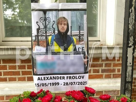 Грустная история случилась с релокантом из Екатеринбурга Александром Фроловом – в Англии он наложил на себя руки из-за очередного отказа в политическом убежище. Ему было 26, он уехал в Лондон в 21-м году, а уж когда началась СВО, выступил против спецоперации, собирал деньги на Украину, активно участвовал в политических акциях. Может, думал, британцы ему за такое убежище дадут?   Вся семья Александра оставалась в России, общалась с ним при одном условии – «про политику не говорим». Тетя Александра рассказала нам, что он – в любом случае член семьи, и они никогда не бросят его тело. Оно должно лежать в русской земле, потому что он – все равно русский. И мама, тетя, братья-сестры должны на могилу ходить.   Александр давно не видел мать. Он мечтал купить билеты для нее в Турцию, и это лето провести там с ней. Его тетя сказала, что последний, с кем он говорил, был его отец, который бросил семью ради другой, когда Александру было 14. Это мальчика сломало. Тетя считает, отец что-то наговорил Александру, наверное, о его позиции. Он оделся, ушел и наложил на себя руки. На сентябрь у Александра была назначена апелляция по отказу в убежище. Сейчас семья не знает, как забрать тело – это очень дорого. Друзья-релоканты обещали сделать сбор и даже оплатить матери Александра психолога, душевно она находится в критическом состоянии. Друзья обещанного не сделали.   Это действительно грустная история о человеке, который не нужен никому, кроме своей страны. Но трагедия в том, что страна ему при жизни была не нужна. Ему казалось, что Британия его предала, а на самом деле Британия ничего не должна русским. Что ж, после смерти он все равно окажется в родной земле, ведь мать найдет способ забрать сына. А Британия ему бы и в сентябре отказала. И мне кажется, Россия должна как-то поспособствовать возвращению его тела. Все эти релоканты – что наложивший на себя руки Фролов, что сидящие в азербайджанской тюрьме айтишники – все равно наши граждане, получившие свой суровый урок.