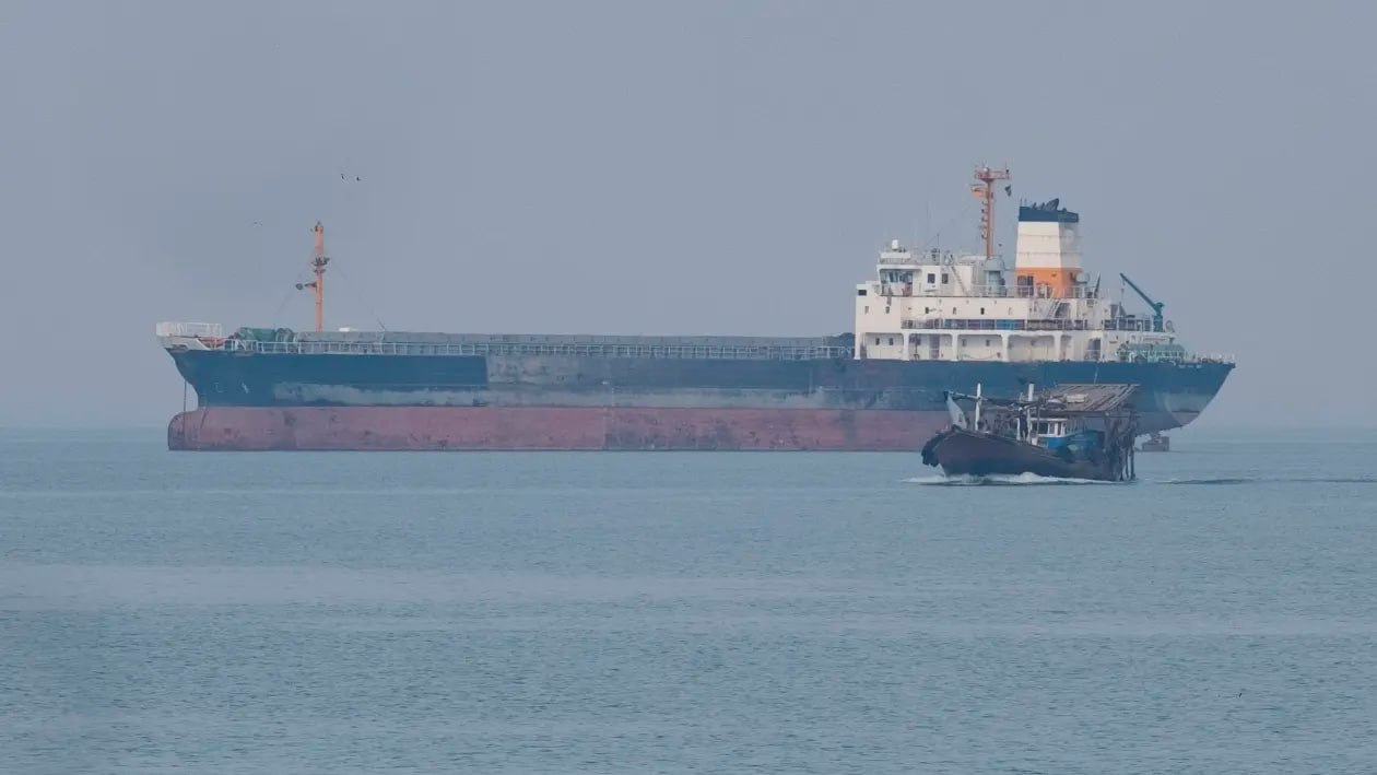 Китай удвоил импорт иранской нефти, несмотря на санкции США  По данным Kpler, поставки иранской нефти в Китай выросли почти вдвое с 2022 года — до 17,8 млн баррелей в сутки в 2024 году. Потоки идут через «теневые» схемы с перегрузкой в Малаккском проливе и оплатой в юанях, обходя долларовую систему и SWIFT.  Иран предлагает скидки $6–7 за баррель к ценам на нефть из ОАЭ, что привлекает независимые китайские НПЗ. Санкции США пока мало влияют на физические поставки.  Пекин вряд ли откажется от дешевого иранского сырья, даже если США продолжат ужесточать санкции.