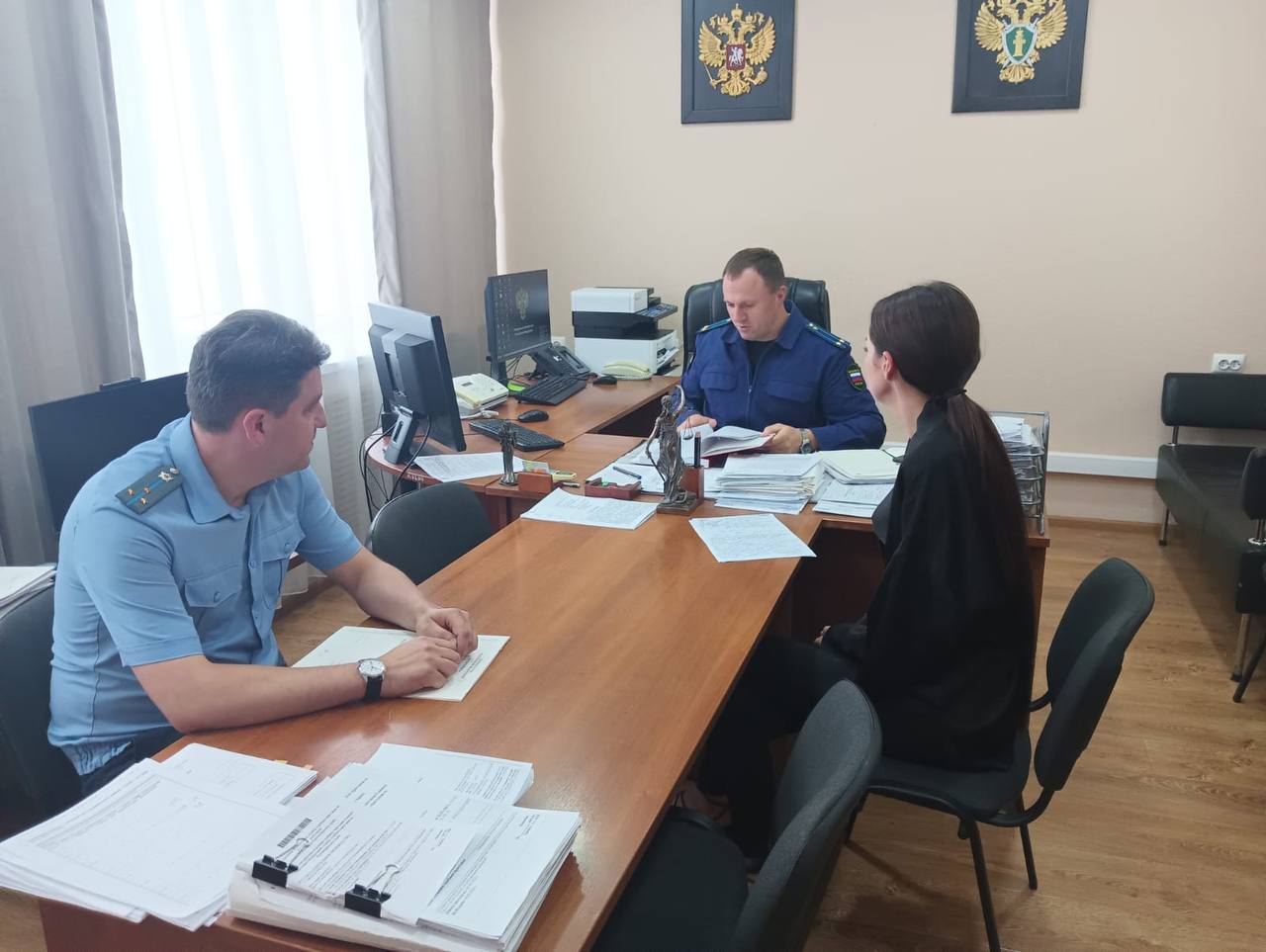В прокуратуре Гулькевичского района проведен тематический прием граждан Заместителем прокурора района Алексеем Карауловым совместно с руководством Гулькевичского отдела судебных приставов проведен тематический прием граждан по вопросам соблюдения законодательства об исполнительном производстве. В ходе приема граждане обратились с вопросами о законности взыскания сумм задолженности, своевременности и объективности применения мер принудительного исполнения, неуплаты алиментов и прочим вопросам. По результатам приема, гражданам даны соответствующие разъяснения законодательства, приняты заявления, итог рассмотрения которых поставлен прокуратурой района на контроль. Работа в данном направлении продолжается.