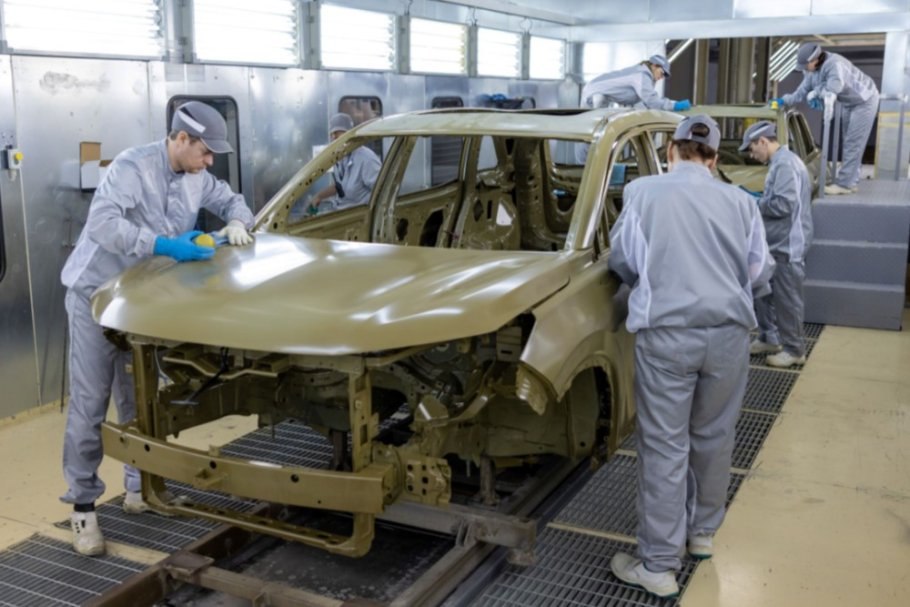 Завод Evolute прошел модернизацию запущены цеха сварки и окраски кузовов Новые производственные линии завода Моторинвест в Липецкой областисоответствуют СПИК 2 0 и стратегии поэтапной локализации Завершены монтаж и пусконаладочные работы персонал прошел обучение Изготовлено более 20 тестовых кузовов прошедших строгую проверку качества На окрасочном участке модернизированы элементы технологической линии включая замену футеровки и анодных ячеек катафорезной ванны Роботизация участка нанесения вторичного грунта и камеры окраски позволяет повысить качество производительность и безопасность Первой моделью вставшей на конвейер с применением новых технологий стал обновленный гибридный кроссовер Evolute i Space в пятиместном и семиместном исполнениях Фото Пресс служба Evolute