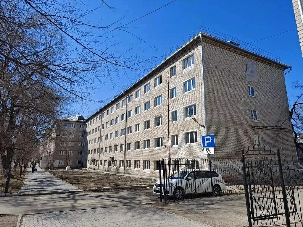 Общежитие БГПУ отремонтировали на треть В общежитии 3 Благовещенского государственного педагогического университета завершается демонтаж старых покрытий и конструкций ведется заливка пола Почти на всех этажах уже установили новые металлопластиковые окна Готов к запуску автоматический тепловой узел полностью заменили кровлю и обустроили отмостку Капитальный ремонт здания как и еще 56 студенческих общежитий в разных регионах страны ведется в рамках народной программы партии Единая Россия В прошлом году представители фракции в Госдуме инициировали кратное увеличение финансирования этого направления ПОДРОБНЕЕ НА САЙТЕ АОТВ АОТВ Фото amurobl ru