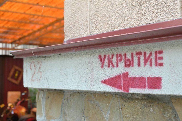 Сочи готовится к защите от БПЛА оборудуют более 1 2 тысяч подвалов МКД Мэр Сочи спустился в подвалы и проинспектировал ход работ по их подготовке под нужды гражданской обороны Все эти объекты необходимо содержать должным образом также важна навигация чтобы сочинцы и гости курорта понимали куда перемещаться в экстренной ситуации уточнил мэр Сочи Андрей Прошунин Масштабная работа по инвентаризации и расчистке потенциальных укрытий ведётся по всему городу В случае возникновения опасности люди также смогут укрыться в подземных пешеходных переходах парковках торговых центров социальных объектов гостиниц и отелей Сергей Прошунин