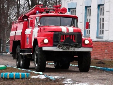 На окраине Людинова взорвался БПЛА  Рано утром 16 ноября на окраине Людинова взорвался беспилотный летательный аппарат. Об этом сообщил губернатор Калужской области. По предварительным данным, в ближайших жилых домах повреждены окна. Также от взрыва пострадали несколько автомобилей. Повреждений инфраструктуры незначительные. Жертв среди населения нет. На месте работает оперативная группа.