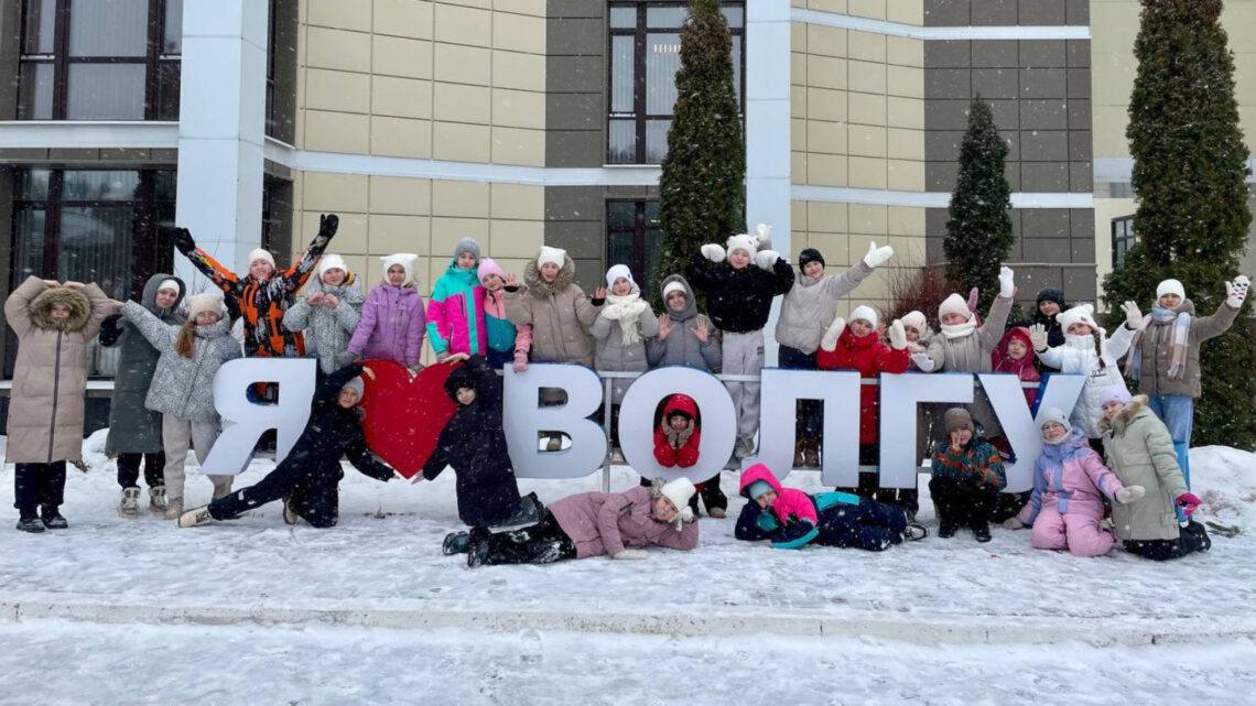 В Молодежном центре «Волга» стартовала зимняя творческая смена «Созвездие — Йолдызлык»  В этом году, в Год защитника Отечества, особое внимание в программе смены и самого фестиваля уделяется мероприятиям, направленным на патриотическое воспитание. Задачи смены соответствуют целям национального проекта «Образование».  Участники смены посещают творческие встречи и мастер-классы известных деятелей искусства, а также готовят праздничные концерты.   Подписаться   Сообщить новости