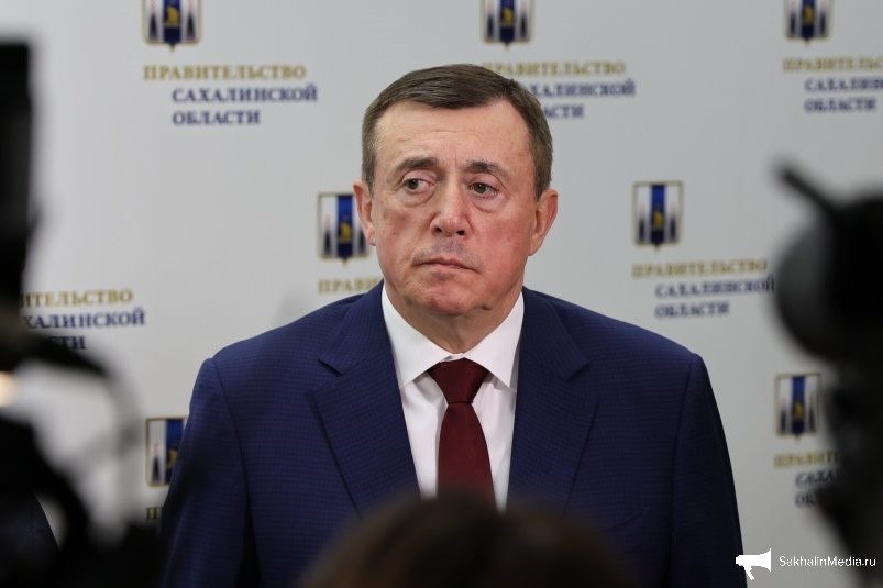 Шесть лет феномена Лимаренко как атомщик превратил Сахалин в витрину ДВ Губернатор Валерий Лимаренко завершает шестой год своего управления Сахалинской областью с впечатляющими результатами За это время бывший атомщик из Москвы трансформировал островной регион из проблемной территории в динамично развивающийся субъект с рекордными экономическими показателями В текущем году руководитель региона отметит важную личную веху а предстоящий юбилей для человека управляющего территорией под особым номером обретает символическое значение Специалисты ИА SakhalinMedia и политехнолог Инна Сурина провели анализ деятельности губернатора которая показывает формирование уникальной модели регионального управления подробнее в материале SakhalinMedia Прислать новость