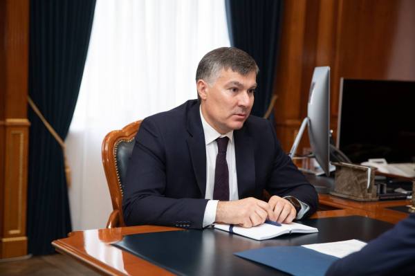 Мэр Карачаевска Марат Урусов ушёл в отставку Градоначальник сложил полномочия досрочно, по собственному желанию. Депутаты гордумы решение поддержали. Временное исполнение обязанностей главы города возложено на заместителя мэра Спартака Кущетерова. Карачаевск — второй по значимости город в Карачаево-Черкесии после столицы республики. В состав Карачаевского городского округа входят известный горнолыжный курорт Домбай и центр климато-бальнеологического лечения город-курорт Теберда. Выборный