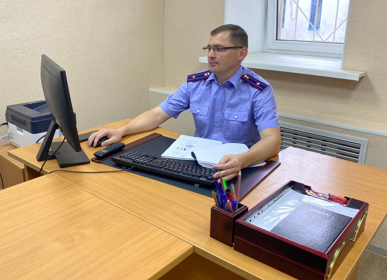 В Соль Илецке перед судом предстанет бывший директор коммерческой организации за совершение мошенничества в особо крупном размере Соль Илецким межрайонным следственным отделом СУ СК России по Оренбургской области завершено расследование уголовного дела в отношении бывшего директора коммерческой организации осуществлявшей свою деятельность на территории Оренбургской области Он обвиняется в совершении преступления предусмотренного ч 4 ст 159 УК РФ Следствием установлено что в период 2023 2024 гг обвиняемый при выполнении работ в рамках реализации муниципального контракта по зимнему содержанию дорог сельских населенных пунктов Соль Илецкого городского округа издал и предоставил в администрацию муниципального образования документы содержащие заведомо ложные сведения о фиктивно увеличенных часах работы техники Таким образом путем обмана должностных лиц администрации Соль Илецкого городского округа он похитил денежные средства в сумме свыше 3 млн руб причинив муниципальному образованию ущерб в особо крупном размере Похищенными денежными средствами обвиняемый распорядился по своему усмотрению По ходатайству следователя наложен арест на имущество обвиняемого в размере свыше 3 млн руб Следствием собрана достаточная доказательственная база в связи с чем уголовное дело направлено в суд для рассмотрения по существу