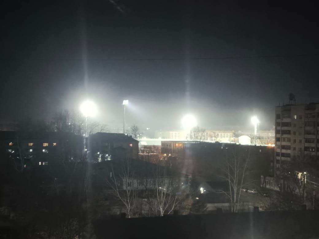 Комсомольчане пожаловались на освещение обновляемого стадиона Авангард Сейчас на стадионе Авангард продолжается второй этап реконструкции Освещения там не было с середины 90 х годов прошлого века Вчера вечером на стадионе впервые включили наружное освещение на всех четырех мачтах Делалось это в рамках пусконаладочных работ Однако то что столь яркие работы проводятся ночью жителей ближайших домов весьма возмутило Зачем освещение было включено до двух часов ночи в квартиры ближайших домов тоже поступает этот свет это очень неудобно когда в квартире ночью светло пишут местные Будь в курсе событий везде ОК VK MAX