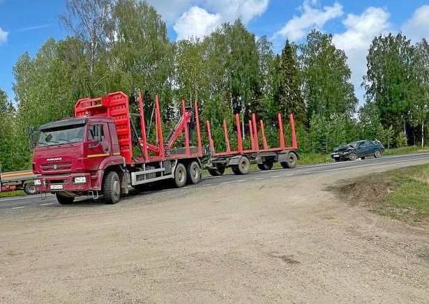 ‼  Четыре человека пострадали сегодня в ДТП в Кирово-Чепецком районе.  На 24 км автодороги «Киров - Малмыж - Вятские Поляны» столкнулись лесовоз и ВАЗ-2110.  В результате происшествия получили травмы водитель и три пассажира "десятки".