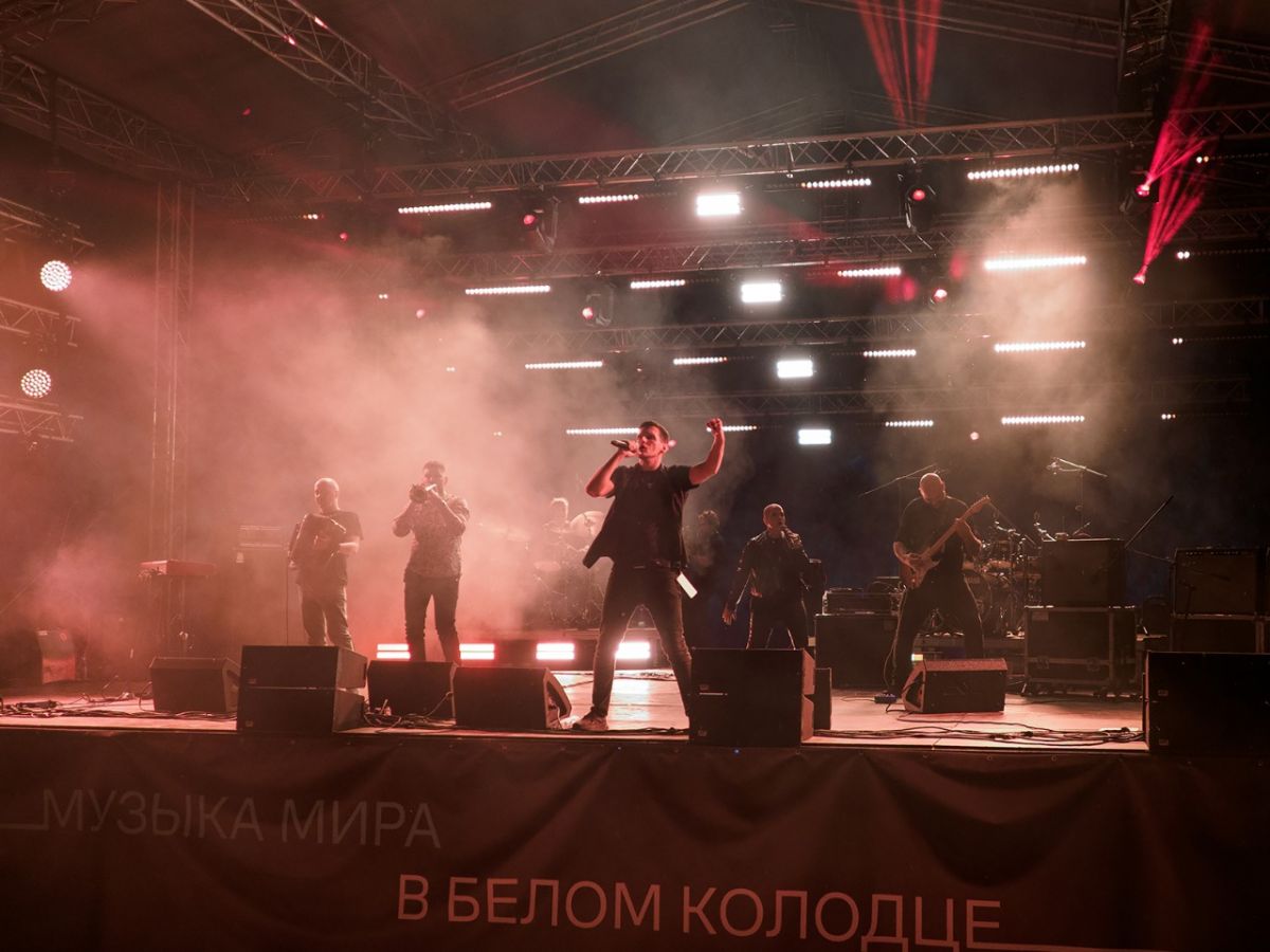 Ярко, колоритно и танцевально: в Белом колодце под Воронежем прозвучала "Музыка мира" В эту субботу, 28 июня, в парке Белый колодец прошёл главный музыкальный концерт Платоновского фестиваля-2025: опен-эйр Музыка мира. В этот день воронежцы и гости парка смогли насладиться музыкой с трех континентов земли. На открытой сцене Белого колодца выступила кубинская флейтистка и певица Le Dame Blanche и группа Santrofi из Ганы. А хедлайнером вечера стала рок-группа S.A.R.S. из Сербии. Услышать ритмы музыки мира удалось и корреспонденту «Воронежских новостей». ↗ Прислать новость Подписаться