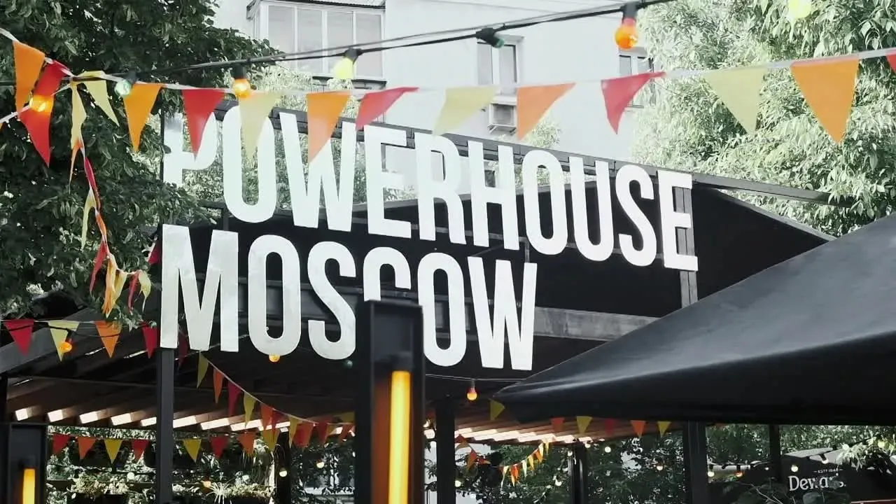 На Таганке закрылся клуб Powerhouse Moscow он проработал 13 лет Как сообщает канал Открытия и закрытия ресторанов Москвы свою последнюю вечеринку Powerhouse провел 14 марта и с тех пор новостей от команды нет Соцсети не обновляются а телефон отключен Powerhouse был гибридом концертной площадки и комьюнити пространства где проходили лайвы лекции и знаковые городские события Пик его популярности пришелся на середину 2010 х Еще в январе команда клуба открыто заявляла о финансовых трудностях и допускала возможное закрытие тогда проект поддержали многие московские медиа   Ранее мы выпустили большой материал о том как выживает российский общепит в 2026 году По данным Росстата за прошлый год в стране закрылось около 35 тысяч заведений Рестораторы жалуются на снижение покупательской активности отток аудитории в доставку и новые налоги settersmedia news