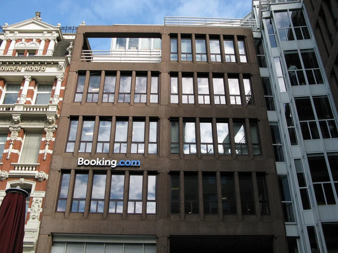 Booking сообщил что третьи стороны получили доступ к информации о бронировании клиентов некоторые из них получили уведомление по электронной почте о возможной утечке данных Платформа информирует пострадавших о том что киберпреступники получили доступ к именам адресам электронной почты физическим адресам номерам телефонов и любым другим данным которые клиент предоставил непосредственно хостинг провайдеру В своем обращении к пострадавшим Booking сообщает что обновила PIN коды для затронутых бронирований и призывает своих клиентов сохранять бдительность в отношении любых подозрительных электронных писем звонков или сообщений в мессенджерах