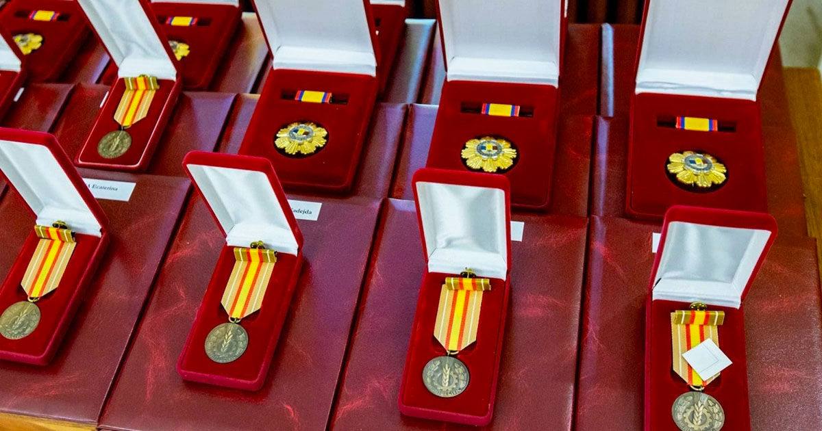 В Молдове появились две новые награды   Указ о промульгации и Закон «О государственных наградах Республики Молдова» были опубликованы в «Официальном мониторе».  Документ предусматривает учреждение награды «Ordinul Libertății»  «Орден Свободы» , который будет присуждаться за продвижение демократии, прав человека, свободы и плюрализма. Кроме того, вводится медаль «Meritul Academic»  «За академические заслуги» . Она будет вручаться преподавателям, исследователям и учёным за выдающиеся результаты в образовании и исследованиях, пишет moldpres.md.  В то же время, изменения включают преобразование ордена «Gloria Muncii» в «Ordinul Muncii»  «Орден Труда» . У награды будет новое художественное оформление и структурированность по степеням. Медаль «Meritul Civic»  За гражданские заслуги»  будет видоизменена, а медаль «Meritul Militar»  «За военные заслуги»  будет повышена до ранга креста.  Будут видоизменены и другие награды, включая «Орден Республики»  «Ordinul Republicii» , почётное звание «Artist al Poporului»  «Народный артист» , а «Ordinul de Onoare» сменит название на «Ordinul Onoarei».   Награды будут вручаться ежегодно, 27 августа, в День независимости Республики Молдова.