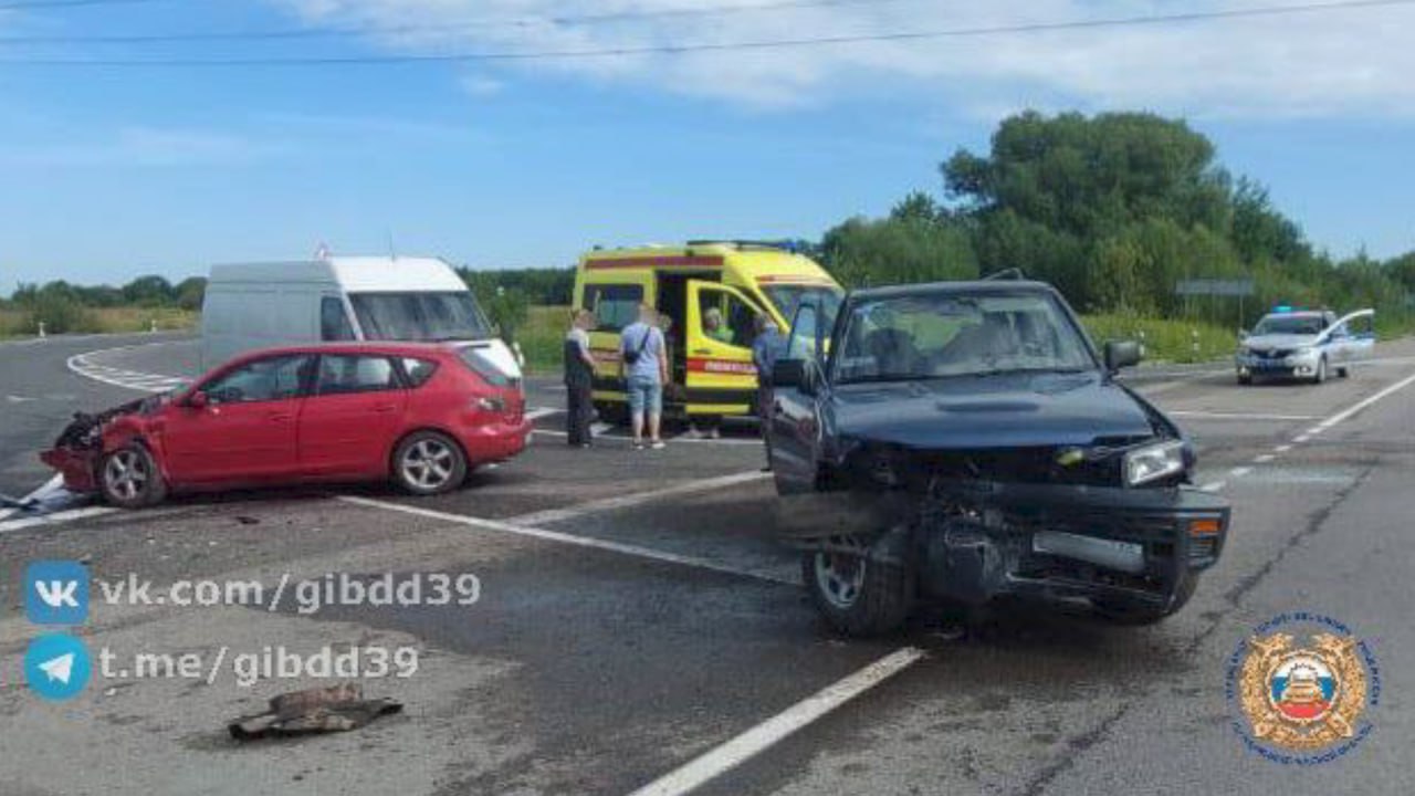 В Гурьевском районе произошло серьёзное ДТП, в котором пострадали несколько человек.   Сегодня, 13 августа, на дороге «Калининград – Мамоново», Гурьевский район, 87-летний водитель автомобиля Nissan при повороте не уступил дорогу встречному автомобилю Mazda, под управлением 48-летнего автомобилиста. После первого столкновения водитель Mazda столкнулся с автомобилем Volkswagen.   В результате ДТП пострадали: водитель автомобиля Nissan, два пассажира  2007 и 1958 г.р.  автомобиля Mazda.  Источник: Госавтоинспекция региона
