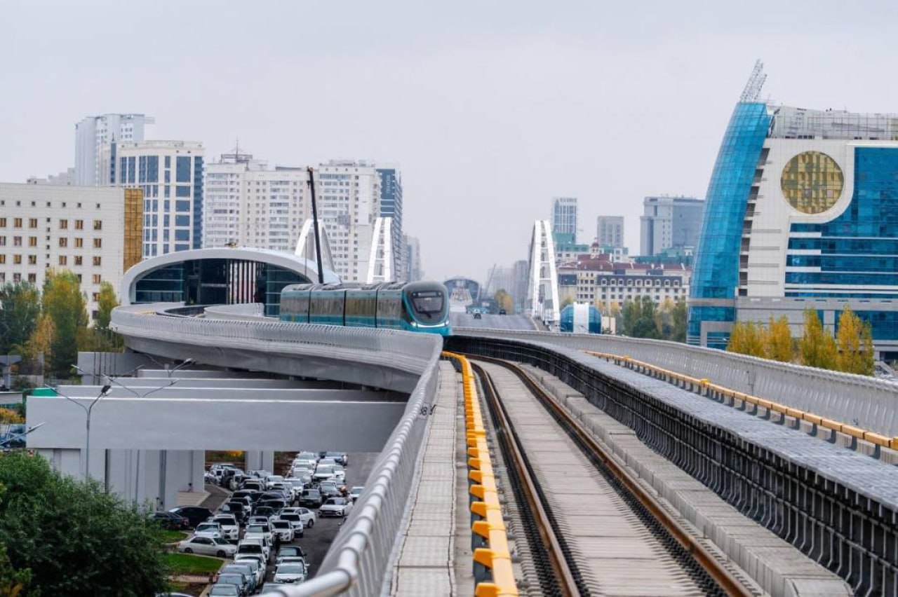 В Астане появятся новые легкорельсовые линии Проект легкорельсового транспорта Астана LRT тестовая эксплуатация первой линии которого началась в конце сентября получит дальнейшее развитие Власти Астаны планируют начать строительство еще двух легкорельсовых линий Об этом сообщили казахстанские СМИ со ссылкой на акима Астаны Жениса Касымбека По его словам первую из двух новых линий планируется строить частично на опорах частично на земле и если ее строительство начнется в следующем году то линию сдадут через 1 5 года Финансирование будет привлекать созданный для строительства консорциум Проект Астана LRT реализуется с 2011 года Уже построенная линия имеет длину 40 км На ней будут эксплуатироваться 17 поездов производства китайской CRRC Tangshan Фото 24KZ tzdjournal