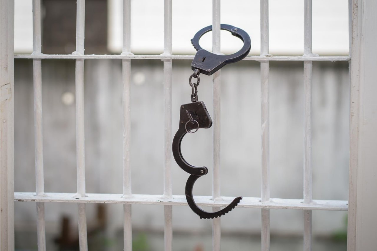 52 заключенных помиловал сегодня Президент 14 человек иностранные граждане в том числе осужденные за шпионскую деятельность Они были помилованы по просьбе Президента США и других глав государств в рамках жеста доброй воли Среди них шесть граждан Литвы по двое Латвии Польши и Германии один гражданин Франции и один Великобритании Решение об освобождении большего количества людей было принято из принципов гуманизма Учитывался также возраст осужденных состояние здоровья вопросы воссоединения семей В числе помилованных лидеры и участники экстремистских террористических организаций участники массовых беспорядков представители экстремистских и деструктивных СМИ Все они сегодня покинули территорию Республики Беларусь