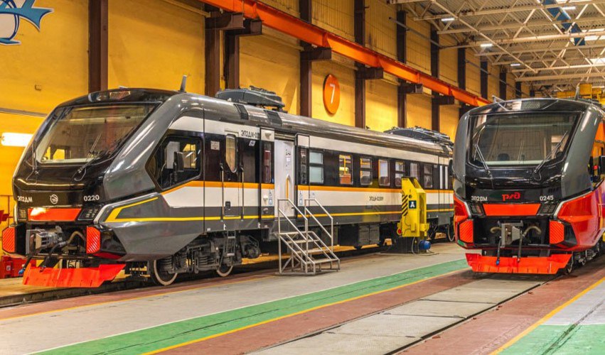 В Ленобласти с 2026 года запустят новые электропоезда на автономной тяге Новые электропоезда на автономной тяге будут запущены из Санкт-Петербурга в Сланцевский и Кингисеппский районы Ленинградской области с 2026 г. Об этом в понедельник сообщила пресс-служба администрации региона. Так, на направлении «Балтийский вокзал–Кингисепп–Ивангород» трехвагонный поезд будет заменен на новый шестивагонный состав на 636 сидячих мест. Он оснащен кондиционерами и USB-розетками для зарядки, откидными подножками и оборудованными местами для маломобильных пассажиров, теплыми поручнями и другими удобствами. На направлении «Санкт-Петербург-Балтийский – Сланцы» поезда будут курсировать ежедневно в дополнение к действующему расписанию, отметили в пресс-службе. : Комитет по транспорту Ленобласти Подпишитесь на «Ведомости Северо-Запад»