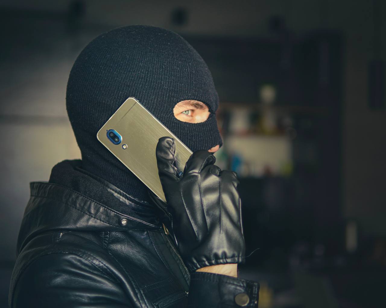 Четверо севастопольцев отдали мошенникам более 5 млн рублей за три дня Об очередных жертвах киберобмана сообщила полиция Севастополя. —Поверив звонившему «сотруднику» Росфинмониторинга, 69-летняя пенсионерка лишилась 3,7 млн рублей. В надежде сохранить накопленное, она перевела деньги на «безопасный счёт». —Другую жительницу города провёл лжесотрудник портала «Госуслуги». Думая, что сбережения в опасности, 61-летняя женщина отдала мошенникам 1 млн рублей. —Ещё одной жертвой злоумышленников стала 71-летняя пенсионерка 637 тысяч рублей . —В числе пострадавших оказалась и 41-летняя педагог. Мошенникам удалось убедить женщину в том, что её деньги нужно срочно спасать, и таким образом она обогатила аферистов на 200 тысяч рублей.