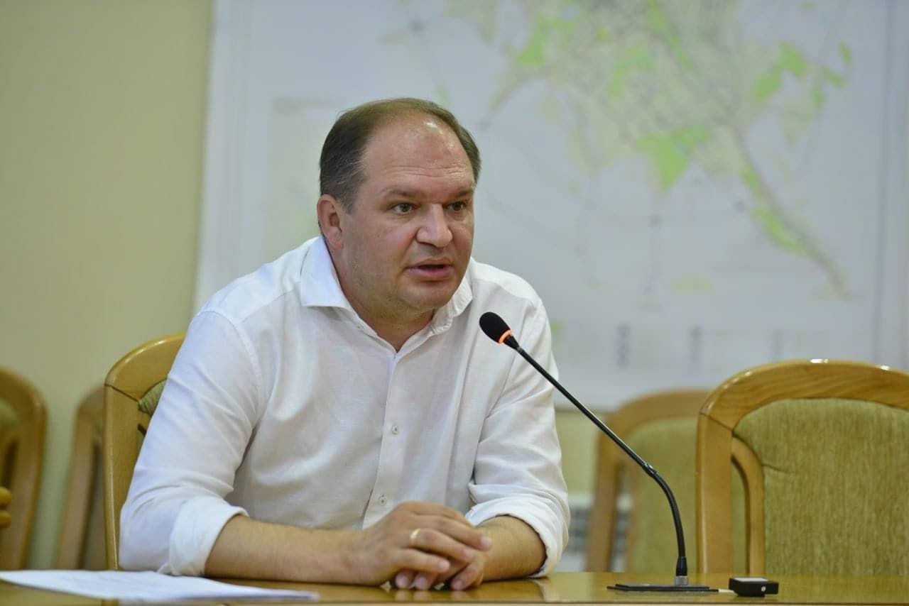 Чебан отказался отменять запрет на гей-парад, несмотря на требования правительства В понедельник, 9 июня, мэр Кишинёва Ион Чебан заявил о своём несогласии с требованием Государственной канцелярии и правящей партии PAS отменить запрет на проведение гей-парада и ЛГБТ-пропаганды в столице, пишет Rupor. В своём посте в Telegram он подчеркнул: «PAS и их послушный слуга — Государственная канцелярия — требуют от нас отменить решение о запрете гей-парадов и ЛГБТ-пропаганды в Кишинёве. Если им так этого хочется — пусть отменяют сами, как и маршировали в первых рядах колонны ЛГБТ депутаты и министры от PAS. Мы этого делать не будем. И любая попытка PAS в этом направлении будет обжалована». Держим в курсе.