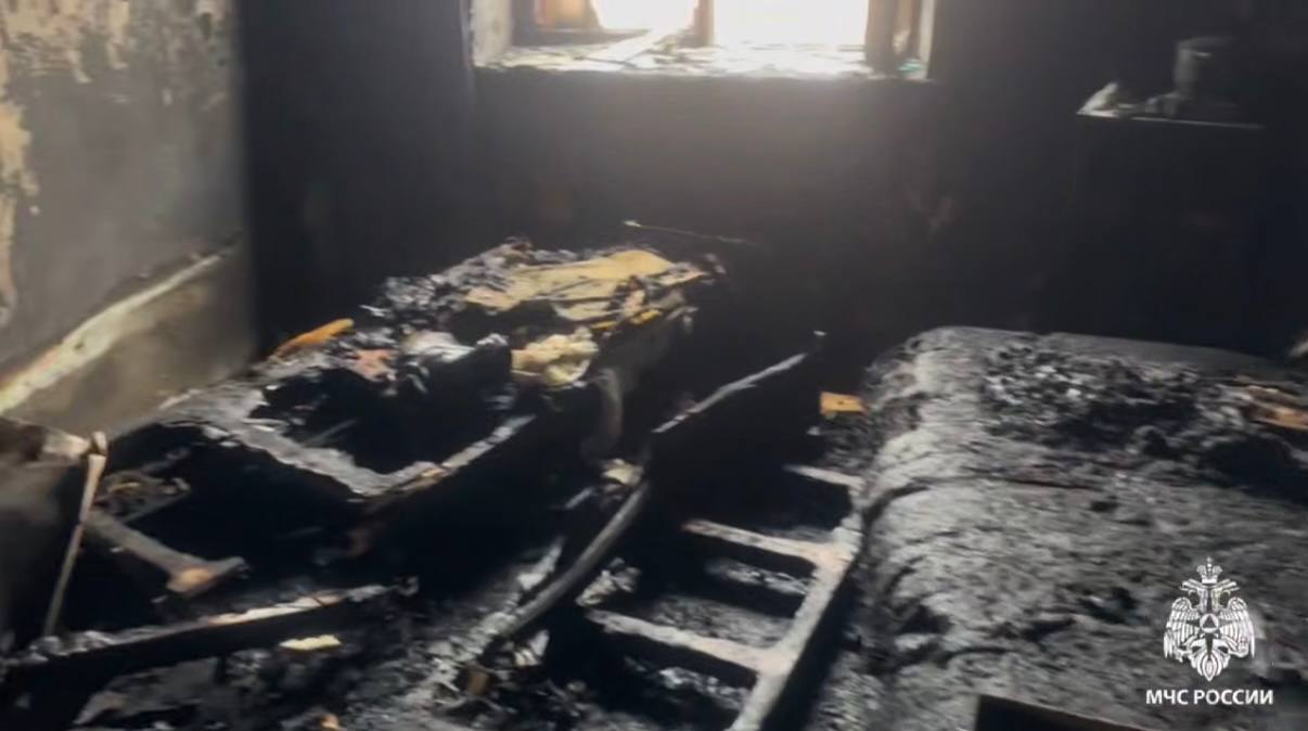 Комната на 6 этаже общежития сгорела сегодня рано утром в Ижевске Как сообщили в пресс службе МЧС Удмуртии возгорание произошло на улице Орджоникидзе Хозяин комнаты отравился продуктами горения и получил ожог кисти После осмотра врачей его отпустили на амбулаторное лечение Причину пожара предстоит выяснить
