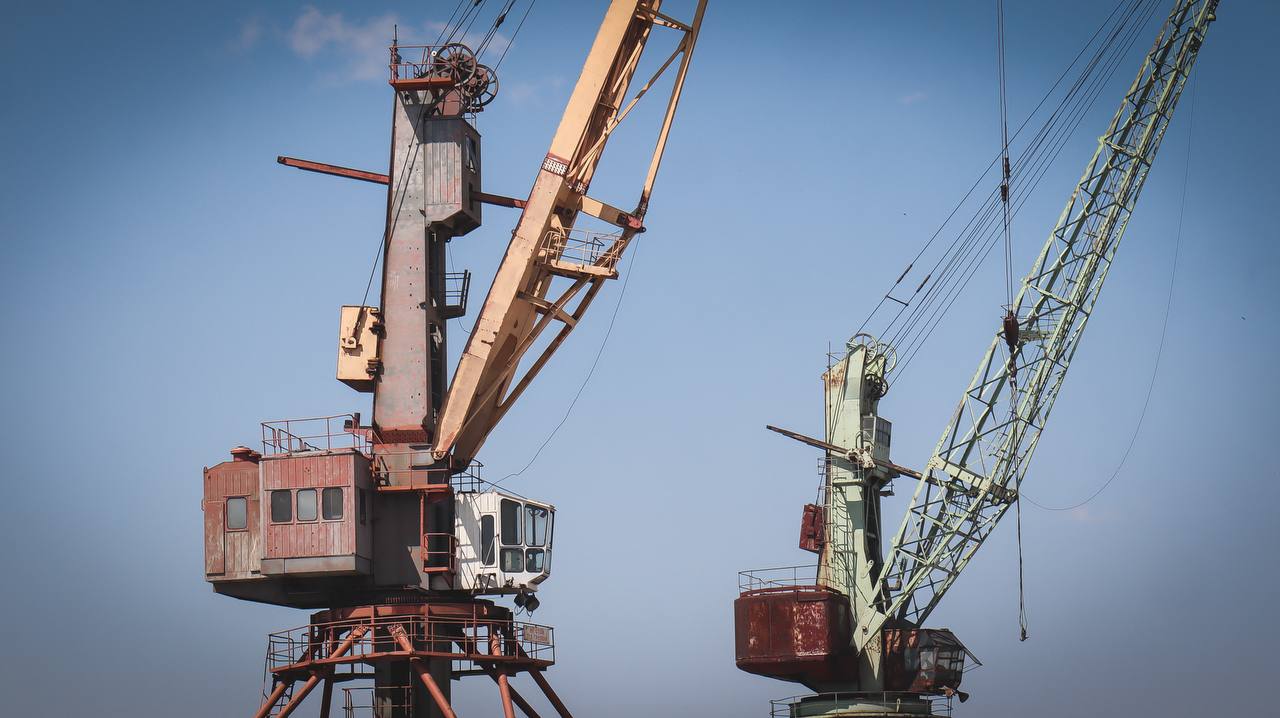 Погрузочные работы привели к гибели сотрудника в одном из портов Приморья По данным следствия трагедия произошла 17 ноября на грузовом судне в порту Бухта Троица Во время погрузочных работ один из докеров получил сильный удар по голове который привел к его смерти В настоящее время следователи проводят комплекс мероприятий для выяснения всех обстоятельств произошедшего Возбуждено уголовное дело по статье о нарушении требований труда повлекшее по неосторожности смерть человека Источник vm sut vmfareast