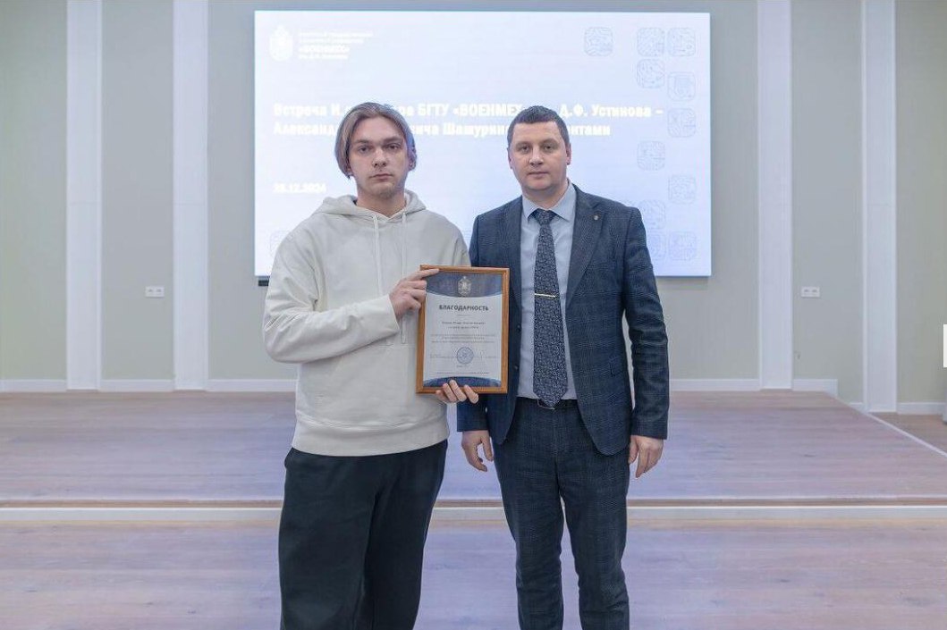 Новосибирец убил свою 17-летнюю девушку ради денег на наркотики, сел в тюрьму на 15 лет, а оттуда ушел на фронт. Теперь он помилован и получил награду от ректора Федор Хижин убил свою девушку в марте 2021 года. Следствие установило, что молодой человек нанес ей не менее 59 ударов в голову, руки и шею. Затем украл деньги, ноутбук, телефон и уехал в Кемерово. Там его задержали. Телеграм-канал Mash Siberia писал, что у Хижина были проблемы с употреблением запрещенных веществ. Знакомая девушки рассказала «Комсомольской правде», что в день убийства молодой человек пришел к домой и требовал у девушки «денег на дозу», но та отказала. В августе 2022 года суд приговорил Хижина к 15 годам колонии строго режима с ограничением свободы на 1 год и 4 месяца. Однако, как пишет телеграм-канал «Осторожно, новости», он мог быть помилован после участия в боевых действиях на Украине. По данным канала, молодого человека узнали на фотографии, опубликованной в декабре 2024 года на официальном сайте БГТУ «Военмех» им. Д. Ф. Устинова. Снимок сопровождает статью о том, что администрация вуза наградила студентов, участвовавших в боевых действиях на Украине. «Осторожно, новости» приложили соответствующий скрин с сайта университета, на котором в списке награжденных числится Федор Хижин, а ниже следует его фотография с ректором. Вместе с тем один из участников университетского чата в телеграме написал, что видел Хижина «на кафедре». Официально эта информация не подтверждалась : БГТУ «Военмех» им. Д. Ф. Устинова