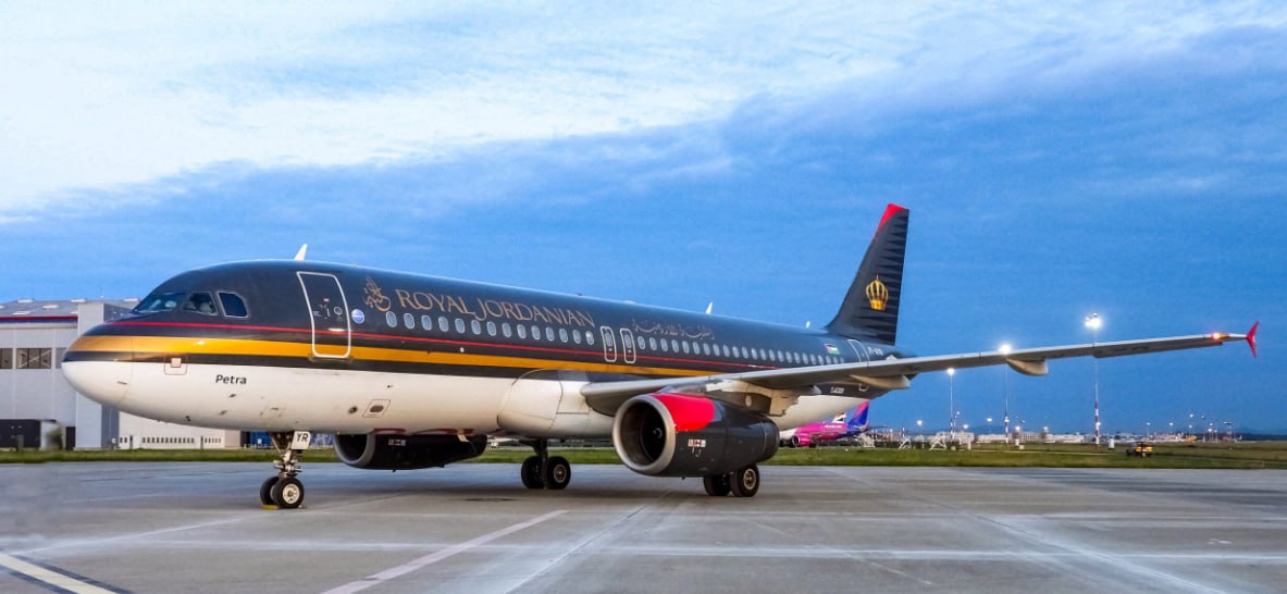 Сегодня Royal Jordanian начинает летать из Аммана в Москву. Рейсы будут выполняться по вторникам и пятницам. Стоимость билета в одну сторону от 37 тыс. руб., туда-обратно – от 59 тыс. руб.  Ранее между Россией и Иорданией  Минэк не рекомендует продавать в эту страну туры  рейсы ставила только Jordan Aviation один раз в неделю.