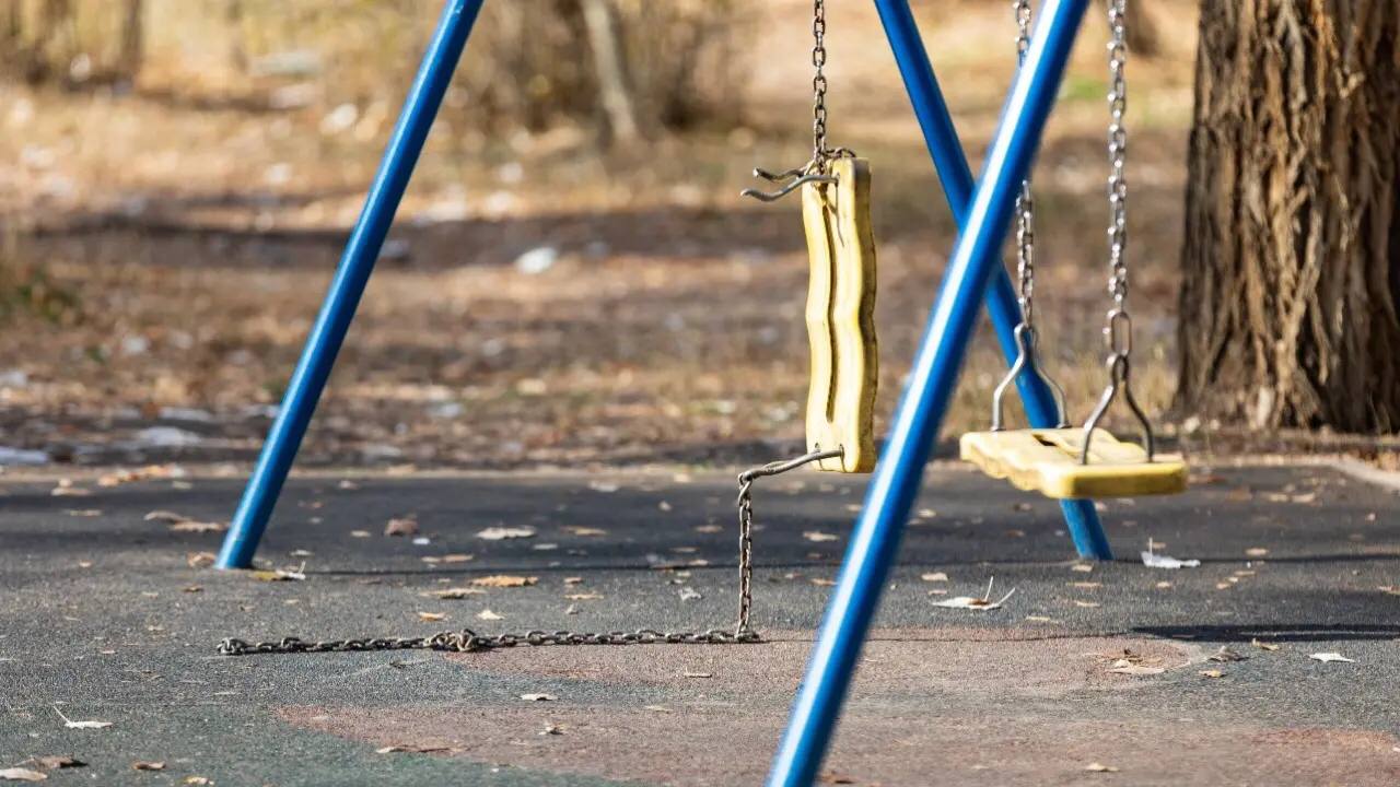 Прокуратура помогла жителю Усть Кана получить моральную компенсацию с детского лагеря за то что его ребенок отдыхая там упал с качелей и сломал руку Сельчанин обратился к прокурору Республики Алтай Анатолию Богданчикову во время личного приема была инициирована проверка которая показала качели в лагере были частично демонтированы однако элементы конструкции продолжали находиться на месте Дело передали в суд который поддержал требования Прокуратуры и постановил детскому лагерю выплатить семье пострадавшего ребенка 160 тысяч рублей