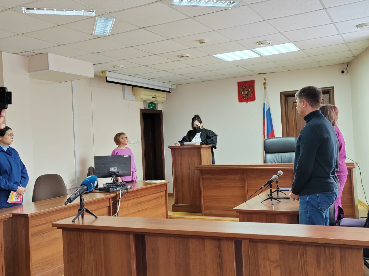Экс-министра природных ресурсов Бурятии признали виновным Как сообщил адвокат бывшего министра природных ресурсов Бурятии Сергея Матвеева, только что Железнодорожный районный суд г.Улан-Удэ завершил повторное рассмотрение уголовного дела по уборке так называемой свалке века. - В этот раз приговор полностью обвинительный: Матвеев признан виновным в двух эпизодах превышения должностных полномочий, ему назначено наказание в виде лишения свободы на 3 года условно. Кроме того, суд удовлетворил иск на 1,8 млн рублей, - сообщил адвокат. Он ответил, что, безусловно, защита обжалует приговор, добавив, что вывод суда об удовлетворении иска интересен уже сам по себе. - Просто существует решение Арбитражного суда Р.Бурятия по иску прокурора о взыскании этих же денег с подрядчика. Которое вступило в законную силу и использовано как одно из доказательств по уголовному делу. Но, как показывает практика второй эпизод превышения , обвинение в вопросах ущерба не останавливает даже тот факт, что бюджет вернул все деньги с лихвой подрядчику выплачено 80 млн, возвращено 109 , - сообщил адвокат. Об итогах предыдущего процесса читай по ссылке выше . Фото: Новая Бурятия