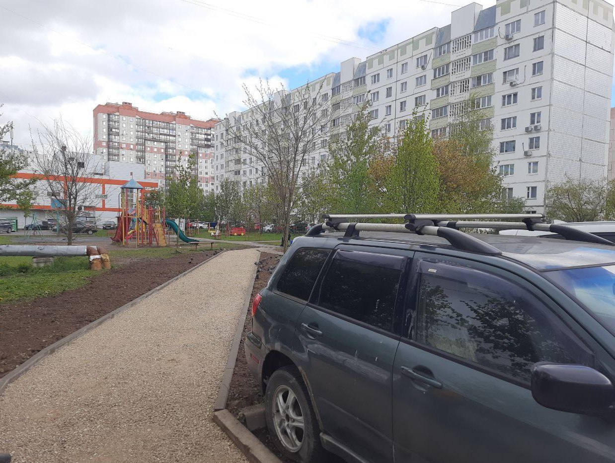 Пешком по городу: в Долгопрудном благоустраивают новые «народные тропы» В Долгопрудном продолжается обустройство «народных троп» - дорожек, которые протаптывают жители, сокращая себе путь. Для комфорта горожан стихийные пути благоустраивают и превращают их в цивилизованные пешеходные зоны. Сейчас работы идут сразу в нескольких местах. Среди них – локации вблизи социальных объектов. Так, очертания пешеходной дорожки уже появились у гимназии №13 со стороны дома 10 по улице Молодежная. Идут работы на участках от Лихачевского шоссе, д. 6 к. 1 до д/с «Антошка» и от Лихачевского шоссе, д. 8 к. 1 до пешеходного перехода. Всего же в этом году в нашем городе в рамках программы «Формирование комфортной городской среды» и Национального проекта «Инфраструктура для жизни» планируется построить 12 пешеходных дорожек. С полным списком адресов можно ознакомиться на сайте администрации округа по ссылке clck.ru/3LcD4h. #ПеременывДолгопрудном #долгопрудный #подмосковье #пешком #благоустройство #народнаятропа #будьвкурсе