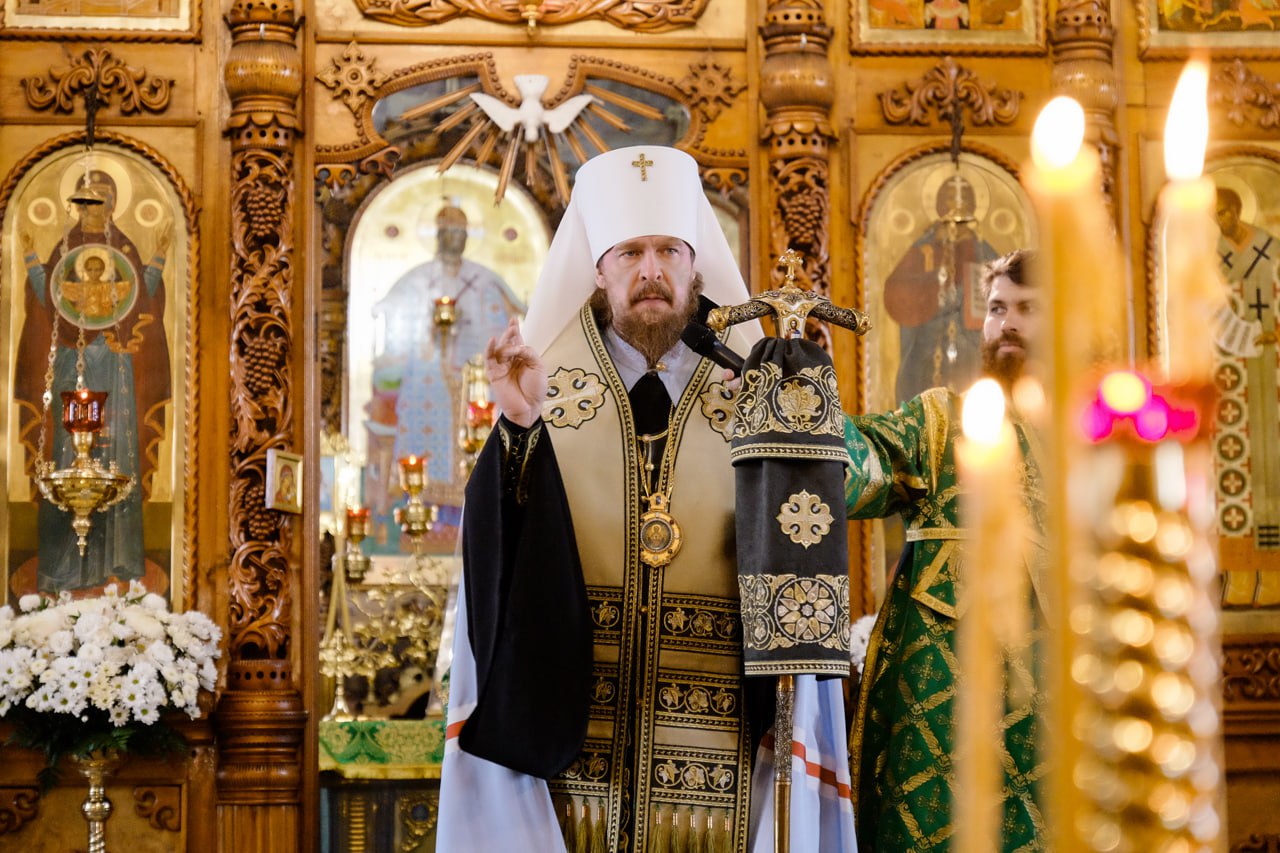 В канун Дня Святой Троицы митрополит Челябинский и Миасский Алексий совершил всенощное бдение с литией в Свято-Троицком храме Челябинска. Правящему архиерею сослужило духовенство храма во главе с настоятелем секретарем Челябинской епархии протоиереем Игорем Шестаковым. Храм перед праздником украсили зеленью – травой и березками. На богослужении многократно звучал тропарь праздника, а также молитва Святому Духу «Царю Небесный», которая не читалась от Пасхи до сегодняшнего дня – вместе с хором и духовенством ее пел весь храм. Празднование Святой Троицы установлено в честь сошествия Святого Духа на апостолов в виде огненных языков в 50-й день по Пасхе. За богослужением был прочитан отрывок из Евангелия от Иоанна, в котором говорится о явлении воскресшего Господа Иисуса Христа ученикам, которых Он посылает на проповедь. Во время чтения канона митрополит Алексий помазал прихожан освященным елеем. В конце богослужения духовенство пропело величание Святой Троице перед иконой праздника в центре храма.