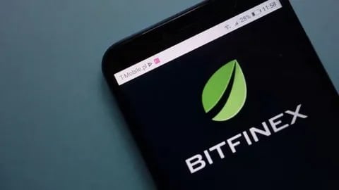 Bitfinex релоцировала сервис торговли деривативами в Сальвадор  Услуги по торговле криптовалютными деривативами на платформе Bitfinex будет предоставлять зарегистрированная и лицензированная в Сальвадоре компания.  Биткоин-биржа предупредила пользователей, что им необходимо принять условия обслуживания от Bitfinex Derivatives El Salvador SA de CV для доступа к сервису.  До 7 января 2025 года оператором подразделения производных продуктов была базирующаяся на Сейшельских островах iFinex Financial Technologies Limited.  В Bitfinex анонсировали перенос связанного с деривативами бизнеса в Сальвадор сразу же после получения лицензии поставщика услуг цифровых активов в стране.  «С этой лицензией мы с гордостью переносим Bitfinex Derivatives в Сальвадор — страну, лидирующую в построении надежной цифровой экономики. Этот шаг усиливает нашу миссию по предоставлению инновационных торговых решений, особенно в недостаточно обслуживаемых регионах Латинской Америки», — отметили представители биржи.