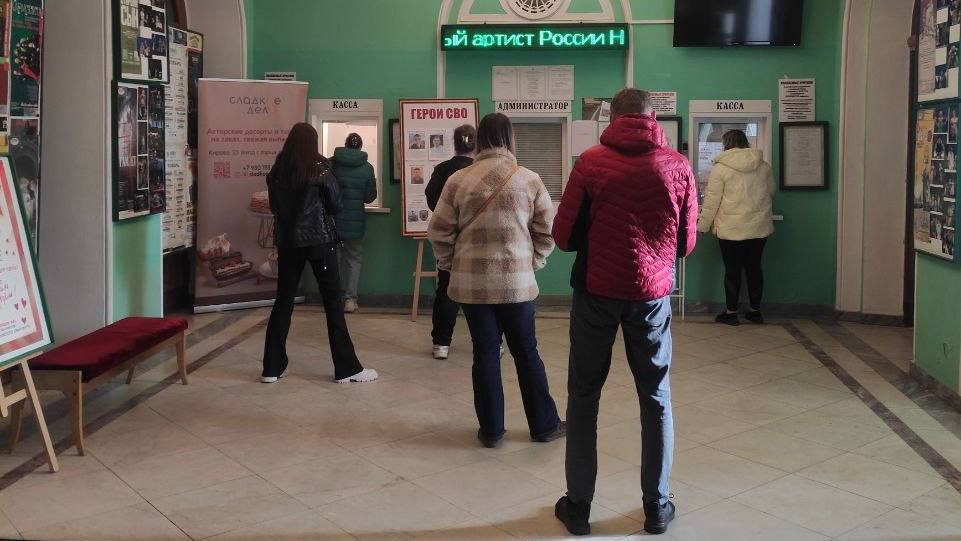 Получится ли областному драмтеатру избежать очередного скандала во время продажи билетов на главную зимнюю премьеру В кассах театра уже появились билеты на спектакль Тайна третьей планеты У людей еще свели воспоминания прошлогоднего ажиотажа Тогда региональным властям даже пришлось вмешиваться Мы сделали все чтобы старт продаж был максимально комфортным и справедливым для всех Ровно в полдень билеты стали доступны одновременно и в кассах театра и онлайн Для удобства покупателей в театре была открыта дополнительная вторая касса рассказал министр культуры Павел Суслов Лично присутствовал при начале продаж чтобы проверить как организован процесс Да спрос огромный за первые 20 минут была раскуплена большая часть билетов на первые даты 20 21 и 22 декабря Но это только начало К слову в этом сезоне запланировано более 60 показов спектакля в декабре и январе Билеты на следующие даты будут поступать в продажу постепенно Присоединяйтесь к Народу Обнинска