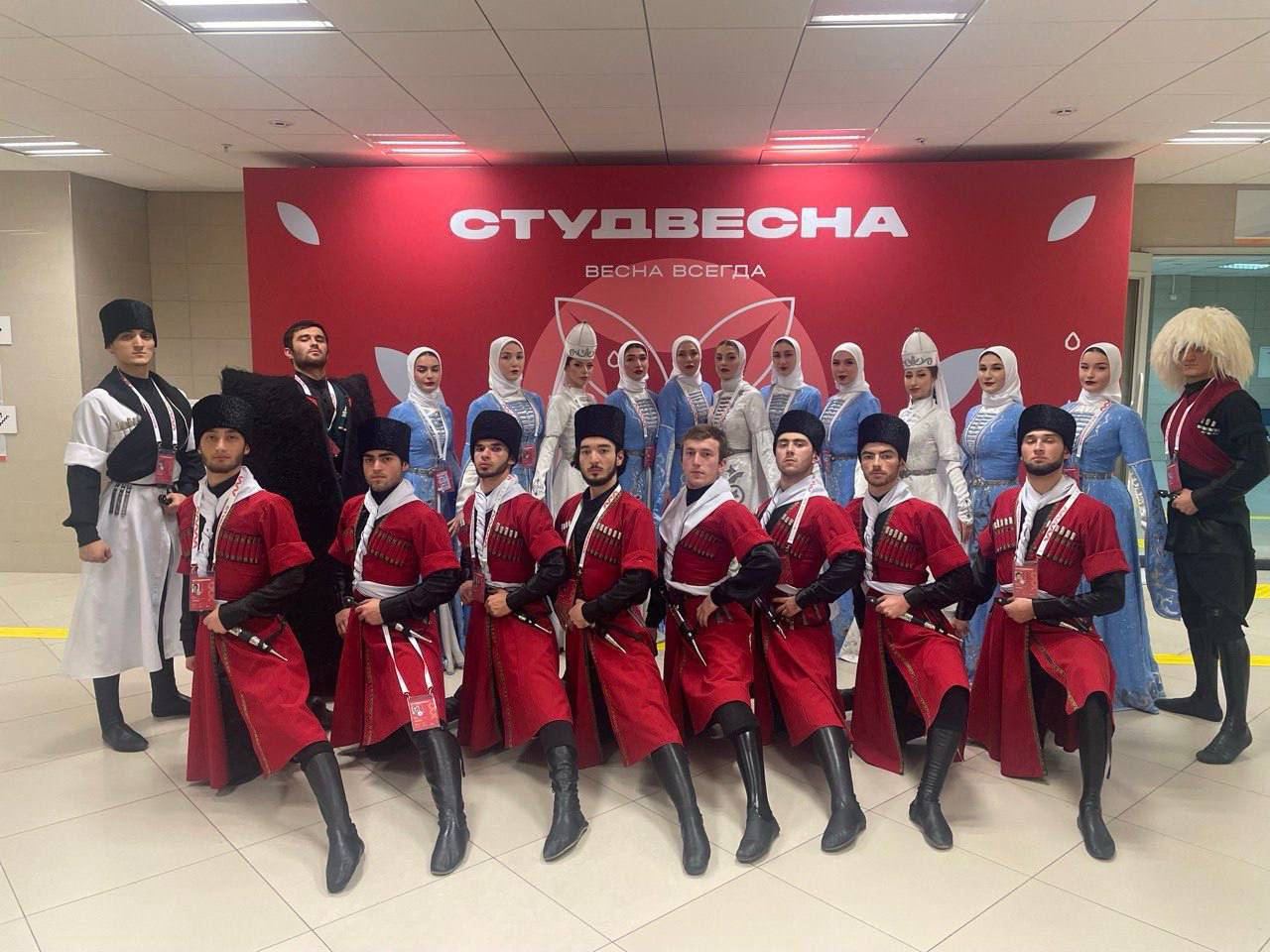 Студенческий народный хореографический ансамбль КЧГУ Шохлукь Дружба стал лауреатом II степени Всероссийского фестиваля Российская студенческая весна 2025 Коллектив успешно представил Карачаево Черкесию на конкурсе в Казани с танцем Под Эльбрусом продемонстрировав высокий уровень мастерства и народной хореографии