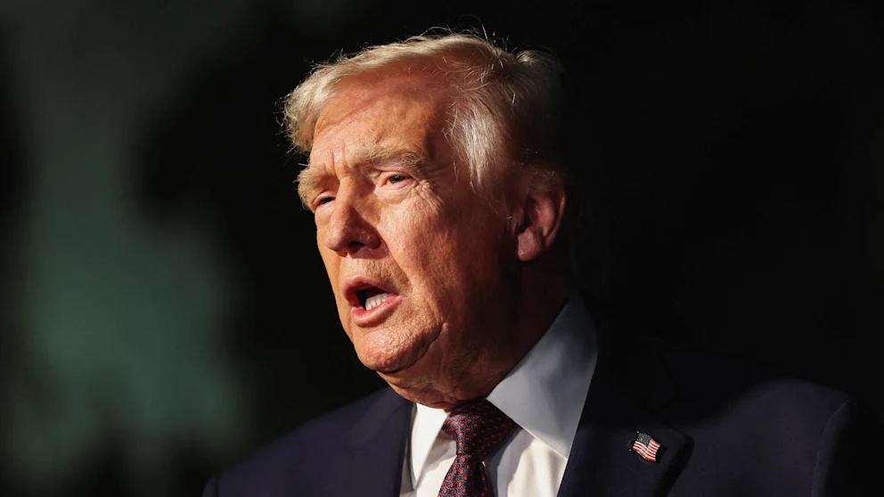 Восемь жертв Джеффри Эпштейна потребовали импичмента Дональда Трампа Восемь женщин пострадавших от сексуального насилия со стороны финансиста Джеффри Эпштейна потребовали начать процедуру импичмента президента США Дональд Трамп Об этом сообщает британская газета Independent со ссылкой на одну из пострадавших По словам заявительниц поводом стали вычеркнутые фрагменты в опубликованных 19 декабря 2025 года документах по делу Эпштейна и отказ властей раскрыть остальные материалы несмотря на истекшие сроки Одна из жертв Хейли Робсон назвала действия администрации США незаконными и потребовала полной публикации всех файлов Ранее она поддерживала республиканцев и лично Дональда Трампа однако теперь заявляет что чувствует себя обманутой Жертвы также требуют отставки генерального прокурора США Пэм Бонди и директора ФБР Кэша Пателя По их словам оба не обеспечили обещанную прозрачность расследования По мнению заявительниц именно руководство Минюста и ФБР несет ответственность за то что значительная часть материалов до сих пор скрыта Дональд Трамп во время предвыборной кампании 2024 года обещал полностью рассекретить дело Джеффри Эпштейн однако позднее изменил риторику заявив что публикация документов отвлекает от достижений его администрации BILD Russian