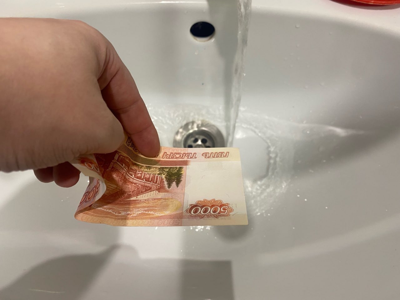 В Котласе утвердили обвинение взяточнику Щербакову подкупившему директора Горводоканала Котласским межрайонным прокурором утверждено обвинительное заключение по уголовному делу в отношении индивидуального предпринимателя обвиняемого в совершении преступления предусмотренного ч 5 ст 291 УК РФ Дача взятки должностному лицу лично и через посредника в крупном размере Источники редакции ИА Эхо СЕВЕРА в Котласе утверждают что речь идёт о гражданине Щербакове Том самом бизнесмене которого взяли сразу после возвращения из Египта где он проводил свой отпуск В период с февраля 2023 года по декабрь 2024 года Щербаков желая получать прибыль от заключаемых с Горводоканалом договоров а также беспрепятственную приемку работ по договорам и оплату выполненных работ лично и через посредника передавал директору предприятия Евгению Чечерину взятки на сумму в 1 7 млн рублей Свою вину Щербаков признал полностью С ним было заключено досудебное соглашение о сотрудничестве условия которого он выполнил в полном объеме Уголовное дело возбуждено по материалам РУФСБ России по Архангельской области расследовано в Котласском межрайонном следственном отделе Следственного комитета по области и НАО и направлено в Котласский городской суд сообщает пресс службы областной прокуратуры Все подробности воровских делишек в котласском Горводоканале читайте здесь