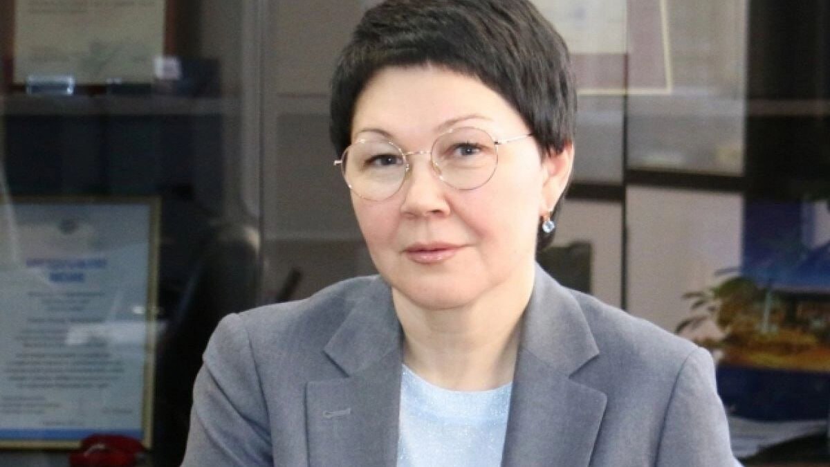 Главу соцфонда Красноярского края задержали Управляющую отделением Фонда пенсионного и социального страхования по региону Елену Лапко подозревают в преступлениях по трем статьям: превышение должностных полномочий, служебный подлог и растрата в особо крупном размере. Об этом сообщает ТАСС со ссылкой на правоохранительные органы, указывая, что дело за превышение должностных полномочий также возбудили на ее подчиненную Елену Емельянову. Лапко обвиняют в том, что она фиктивно трудоустроила в фонд знакомую. Кроме того, Лапко и Емельянову подозревают в незаконном начислении пособий людям, не имевшим право на их получение, а также завышении сумм пособий. Предварительно ущерб оценили в два миллиона рублей, однако сумма может кратно вырасти до двух миллиардов. Прошлого главу фонда соцстрахования края Сергея Москвина осудили на 6 лет за взятки.