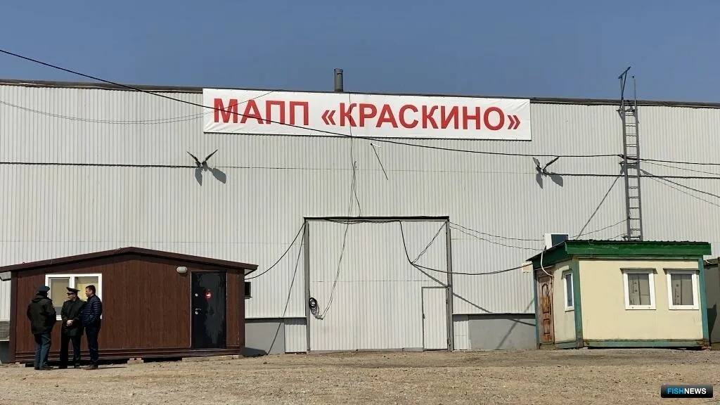 Изменится график работы пунктов пропуска на границе с Китаем В новогодние праздники на границе с Китаем изменится режим работы пунктов пропуска 1 января сразу несколько автомобильных переходов будут закрыты Краскино Хуньчунь Пограничный Суйфэньхэ Полтавка Дунин и Турий Рог Мишань В этот день пропуск людей товаров и транспорта приостанавливается Как уточнили в пресс службе Уссурийской таможни уже со 2 января автомобильные пункты пропуска возобновят работу в прежнем режиме При этом железнодорожные пункты пропуска Пограничный Махалино Хасан продолжат работать по специальному графику Кроме того 1 января не будут работать отделы таможенного оформления Уссурийского поста Фото соцсети Подписаться на Telegram  Подписаться в MAX