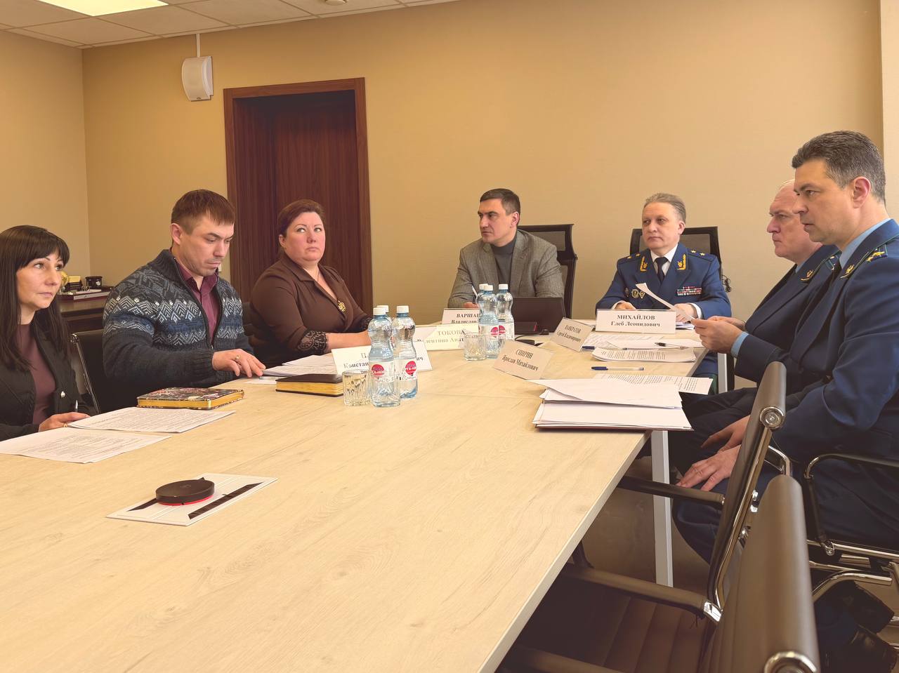 Заместитель главы Минпромторга России Василий Шпак провел совещание в формате ВКС посвященное возрождению одного из важных промышленных предприятий Краснодона В обсуждении приняли участие представители Минпромторга ЛНР и Прокуратуры республики для выработки комплексного плана развития объекта Первоочередной задачей станет техническая модернизация мощностей и стабилизация всех производственных процессов на предприятии Особое внимание в ходе встречи уделили социальному аспекту перед руководством поставлена задача в кратчайшие сроки полностью погасить задолженность по зарплате перед коллективом Дальнейшая поддержка завода будет осуществляться через федеральные инструменты и программы развития промышленности новых регионов МПТ ЛНР MAX