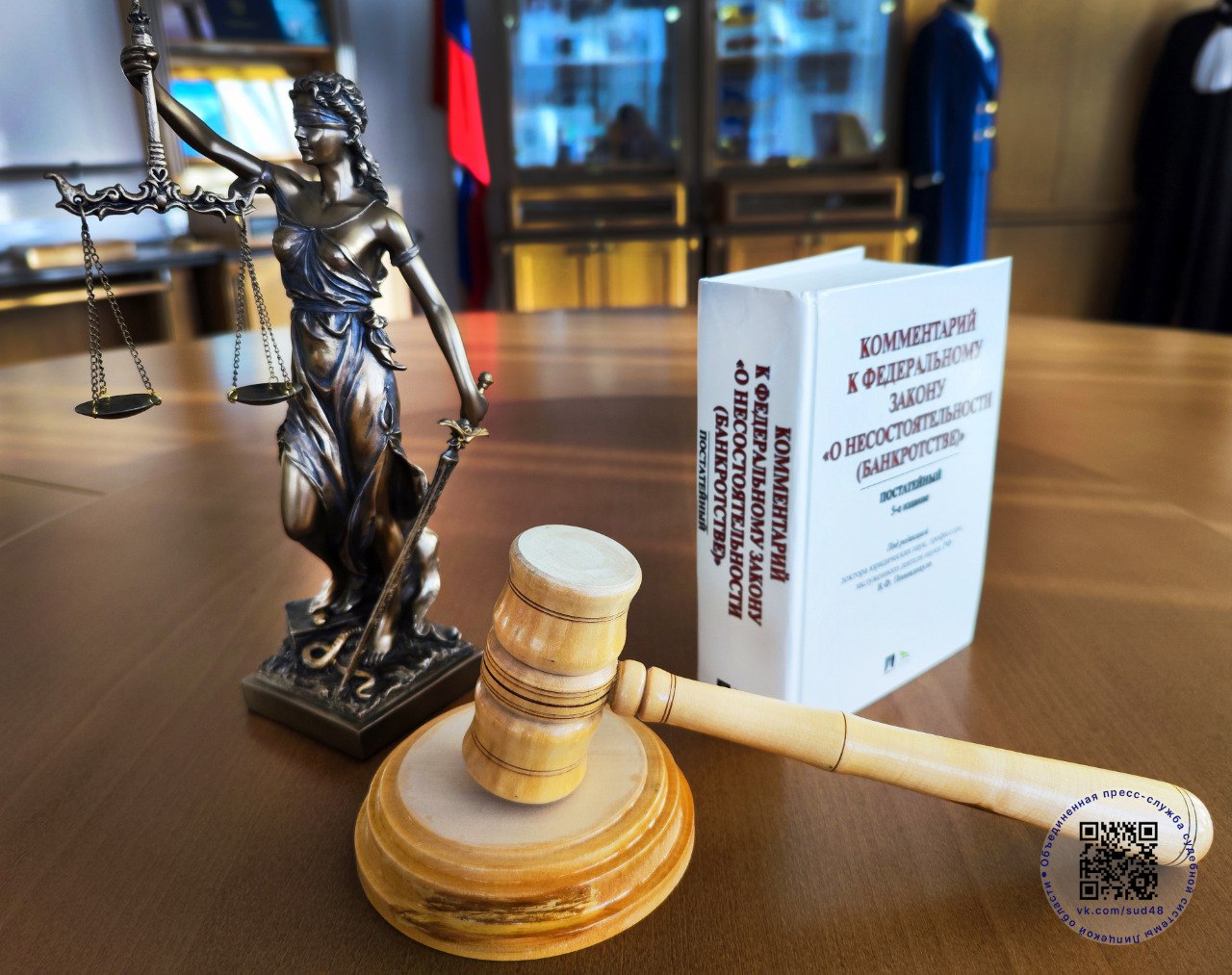 Арбитражный суд Липецкой области продлил срок конкурсного производства в ОАО Эксстроймаш Арбитражный суд Липецкой области удовлетворил ходатайство конкурсного управляющего о продлении срока конкурсного производства в ОАО Эксстроймаш на 6 месяцев в связи с тем что в настоящий момент не завершены мероприятия по взысканию дебиторской задолженности реализации имущества и проведению расчетов с кредиторами должника Напомним в августе 2017 года один из кредиторов ОАО Эксстроймаш обратился в Арбитражный суд Липецкой области с заявлением о признании должника несостоятельным банкротом Решением арбитражного суда от 14 января 2019 года ОАО Эксстроймаш признано несостоятельным банкротом в отношении него введена процедура банкротства конкурсное производство Конкурсным управляющим утвержден Юрий Сердюков являющийся членом Ассоциации Саморегулируемая организация арбитражных управляющих Центрального федерального округа Позднее определениями суда конкурсное производство продлевалось В ходе процедуры банкротства в 2019 году имущество и обязательства ОАО Эксстроймаш были переданы ООО Специализированый застройщик Орелстрой Л2 в последующем переименовано в ООО Специализированный застройщик ОДСК Л2 которое достроило объекты ввело их в эксплуатацию и передало квартиры гражданам На данный момент в реестр включены денежные требования 680 кредиторов общий размер требований которых составил более 1 млрд рублей Информация объединенной пресс службы судебной системы Липецкой области