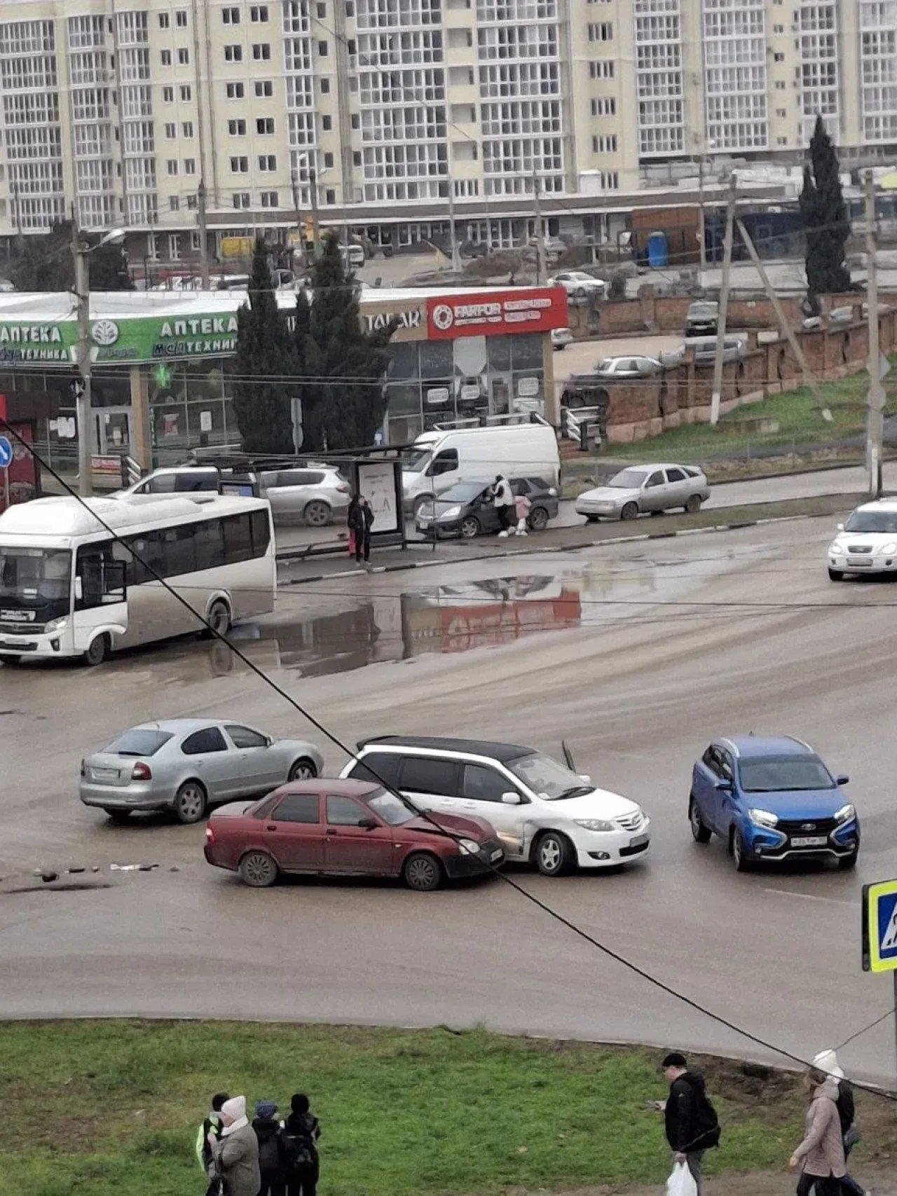 В Керчи произошла авария на Таврической площади  В Керчи 24 января на Таврической площади произошла авария. Столкнулись несколько автомобилей. О ДТП сообщили очевидцы в группе «Ситуации на дороге», - передает КерчьФМ.     О пострадавших не сообщается. Проезд транспорта не затруднен... подробнее