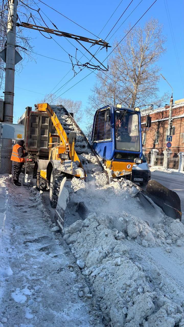 По поручению мэра Руслана Болотова в выходные дни в Иркутске усилят работы по уборке и вывозу снега Минувшей ночью с части автомобильных дорог вывезли 3 тысячи тонн проводили грейдирование и обработку противогололедными материалами Были задействованы около 170 рабочих более 80 единиц техники МУП Иркутскавтодор и подрядчиков   Погрузку и вывоз выполнили на участках улиц Софьи Перовской Иосифа Уткина Чапаева Дмитрия Донского Пархоменко Фрунзе Депутатская Горная Степана Разина Красноармейская Лапина Пролетарская Новаторов Сибирских Партизан Шмидта Полярная а также на бульваре Гагарина в 19 м Советском переулке микрорайоне Юбилейном В планах на субботу продолжить такую работу на улицах Эдуарда Дьяконова Главная Кировская Захарова Советская Радищева Сухэ Батора в микрорайоне Зеленом Особое внимание уделят очистке остановок общественного транспорта и тротуаров которую проводят вручную и с применением спецтехники   Также планируют грейдирование магистралей противогололедную обработку проезжей части и пешеходных зон во всех районах города В ночные часы и в выходные дни трафик существенно ниже Это позволяет усилить очистку погрузку и вывоз снега с основных улиц Основная задача убрать накаты освободить обочины прокомментировал руководитель муниципального предприятия Василий Ефремов Помимо этого проводят уборку дворовых территорий многоквартирных домов силами обслуживающих организаций Рабочие и техника МУП Служба эксплуатации мостов очищают мостовые сооружения подходы и подъезды к ним Минувшей ночью вывозили снег с Глазковского моста в субботу такую работу выполняют на Академическом